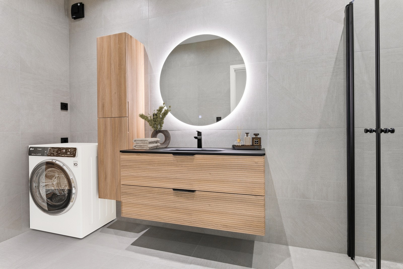 Delikat flislagt bad med opplegg for vaskemaskin. Digitalt stylet Galleribilde