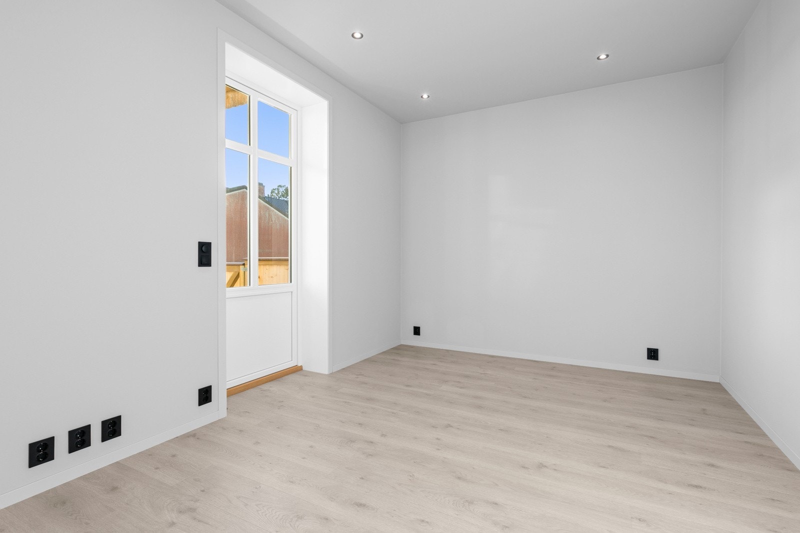 Det er utgang til veranda på 18 kvm fra stue Galleribilde