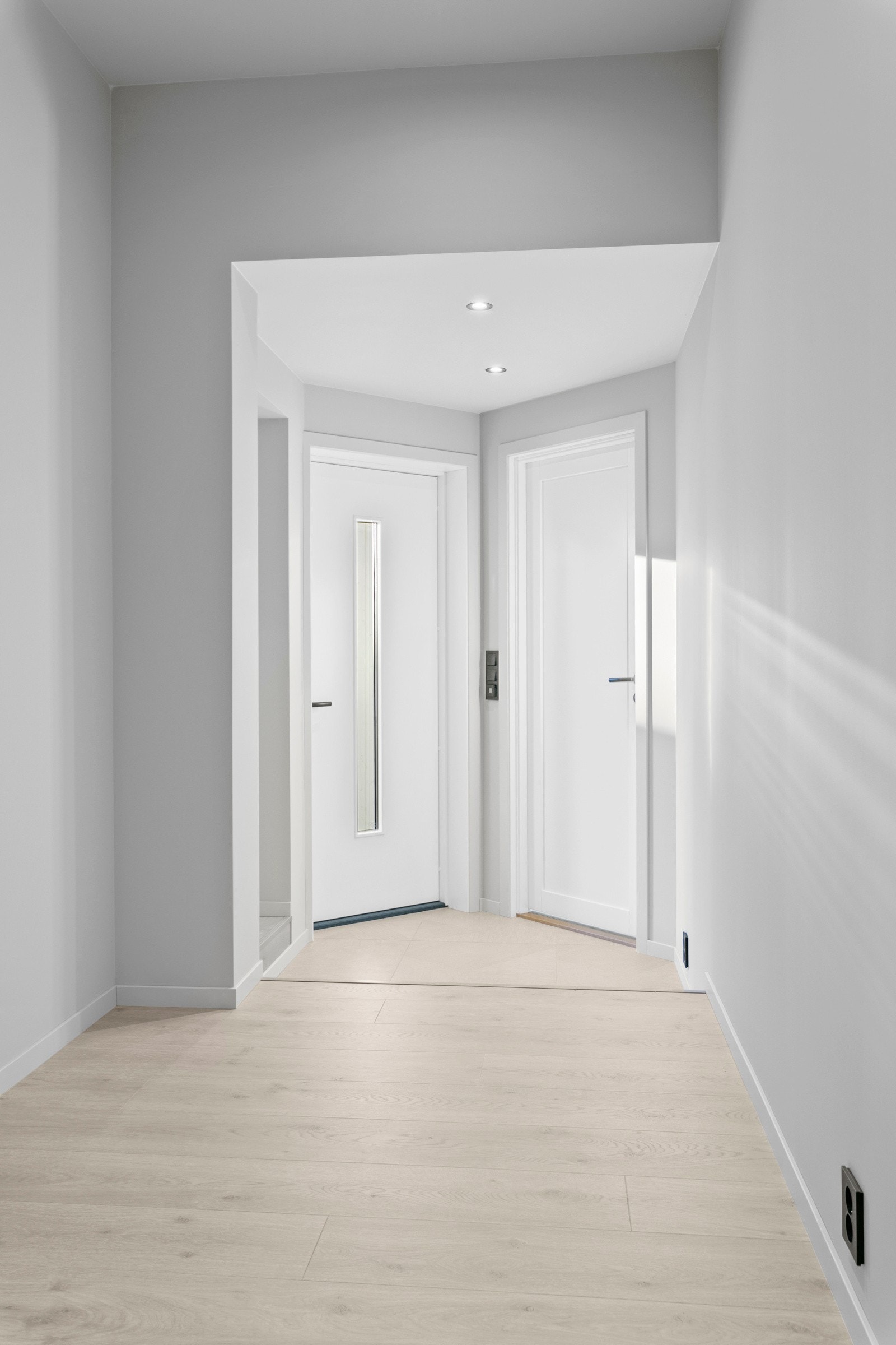 Gang. Inngangsdør og dør til soverom 3. Galleribilde