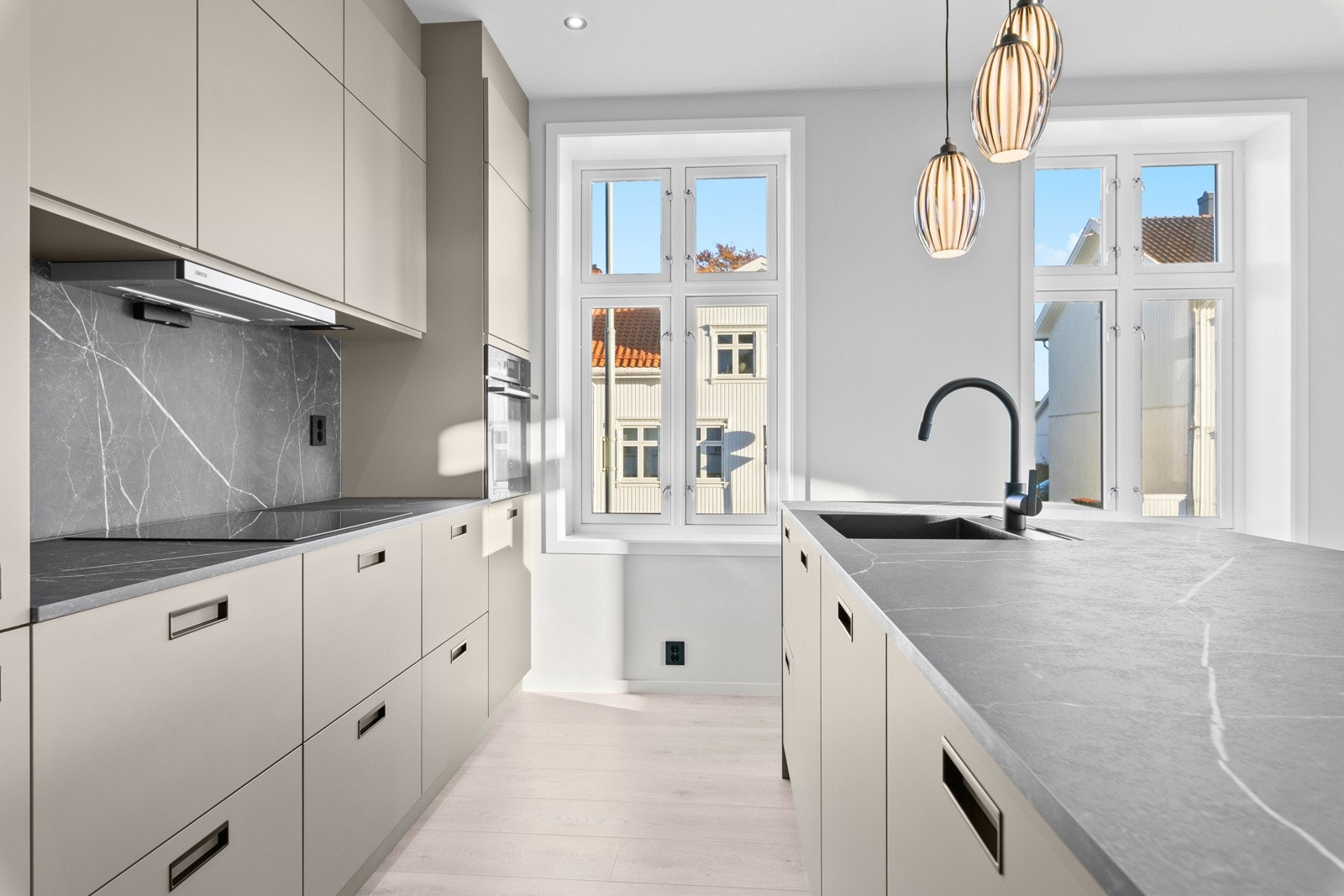 Flott moderne kjøkken fra Kvik med integrerte hvitevarer Galleribilde