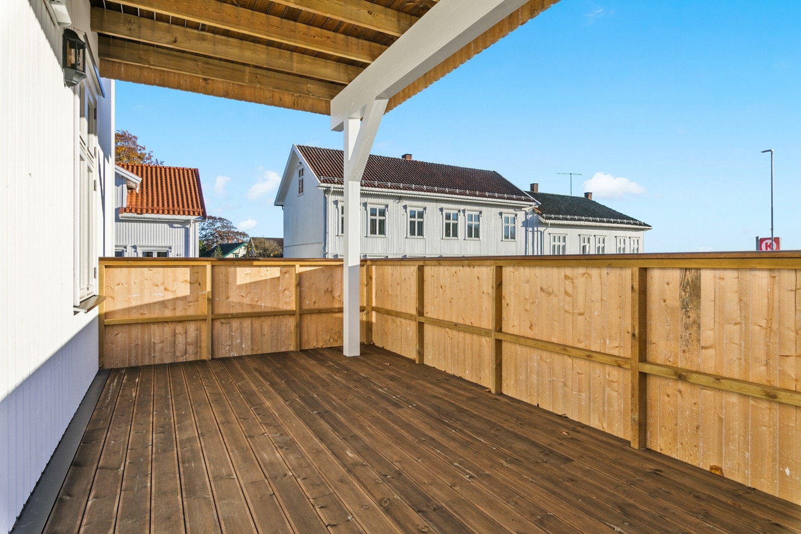 Veranda med plass til sittegruppe Galleribilde