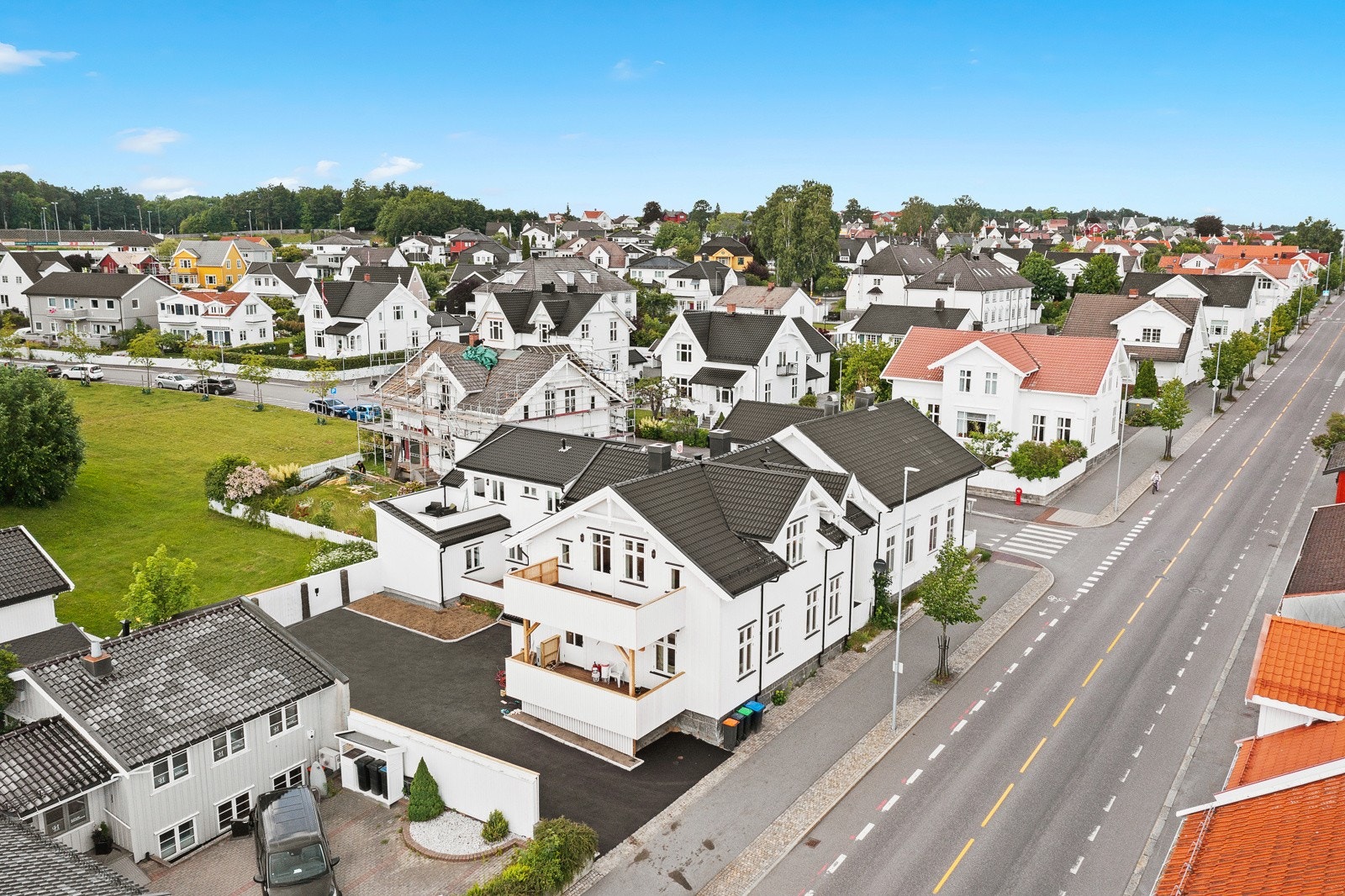 Det er felles bakgård med biloppstillingsplass Galleribilde