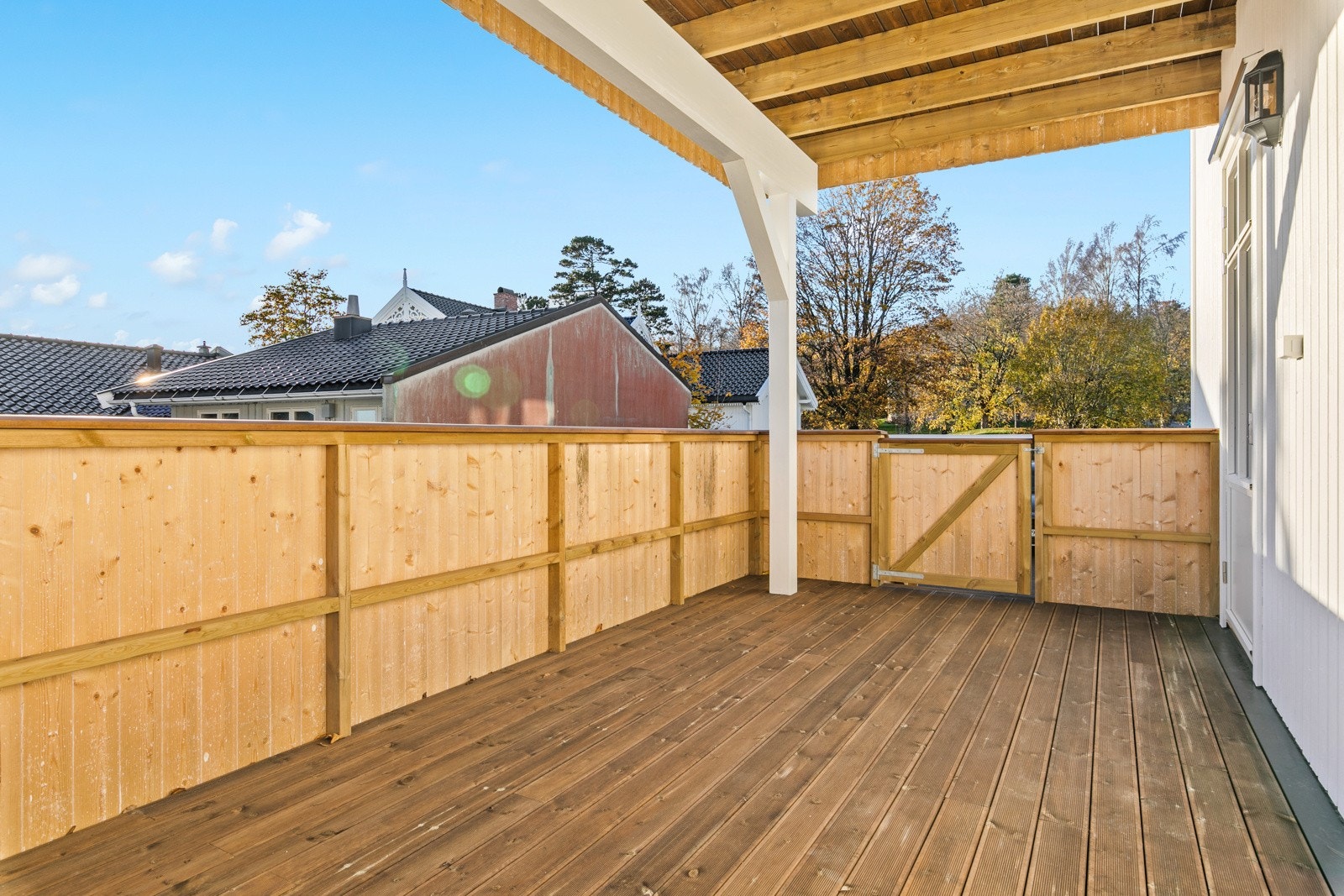 Det er satt inn port i rekkverket, slik at du har tilgang til gårdsplassen fra verandaen Galleribilde