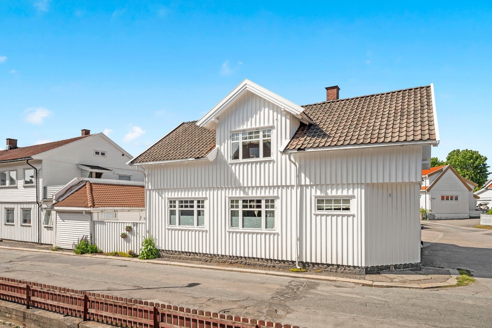 På denne lettstelte tomten står det oppført en enebolig fra 1906 og et koselig uthus innredet med vinterhage med foldedører og galleri/bod Galleribilde