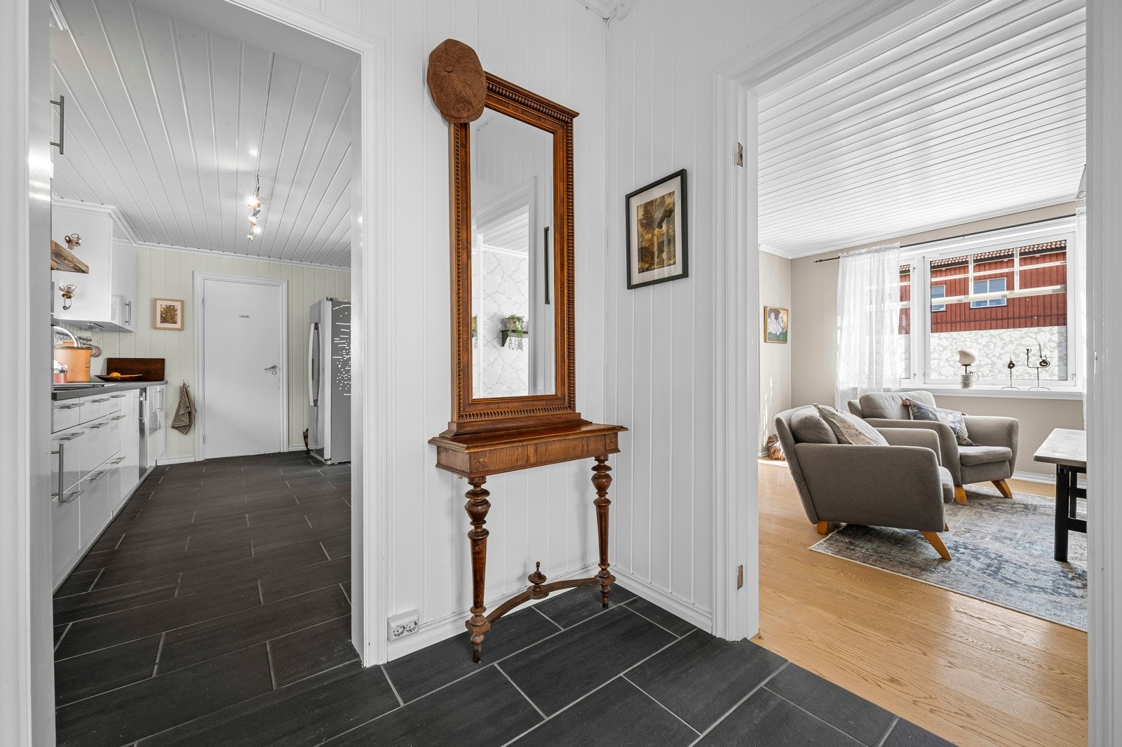 Det er en praktisk gjennomgang mellom kjøkken og stue Galleribilde