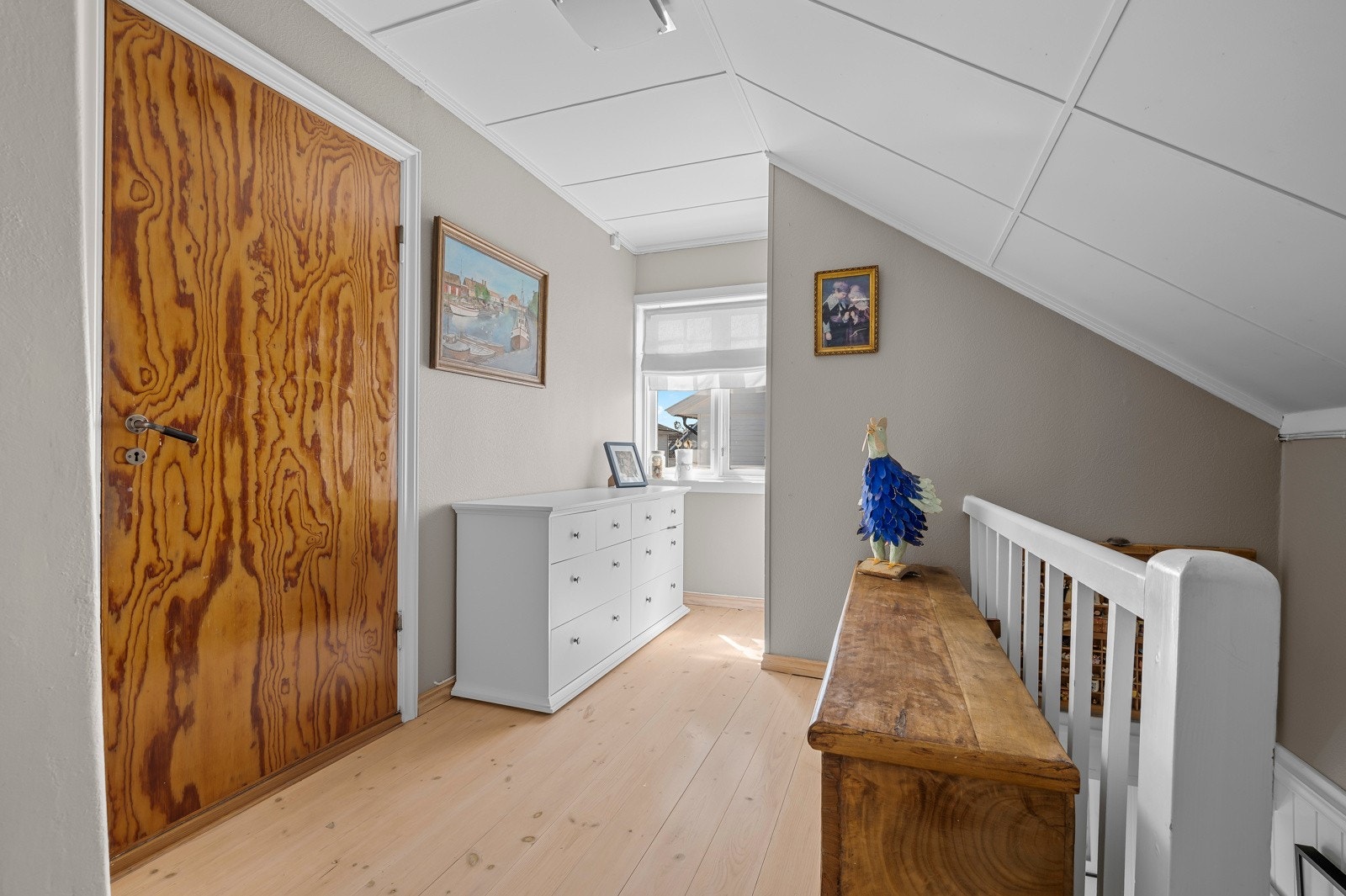 2.etasje består av en gang, to soverom, bad, bod og en ekstra stue Galleribilde