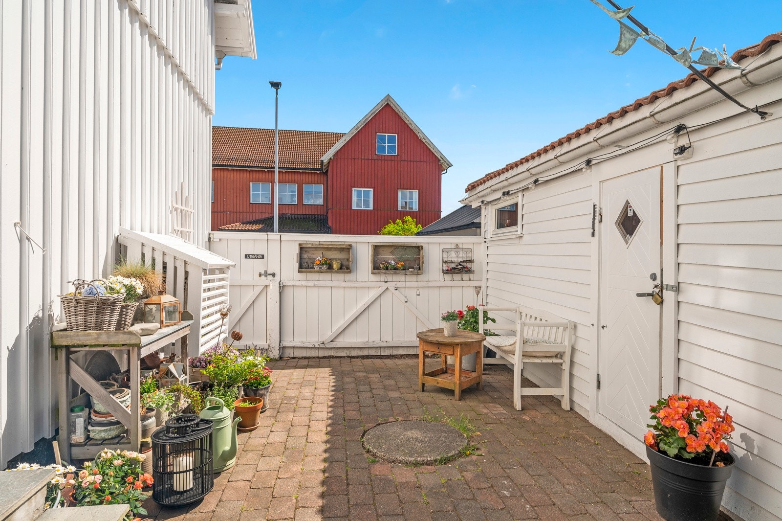 Uthuset er innredet med vinterhage med foldedører og galleri/bod Galleribilde