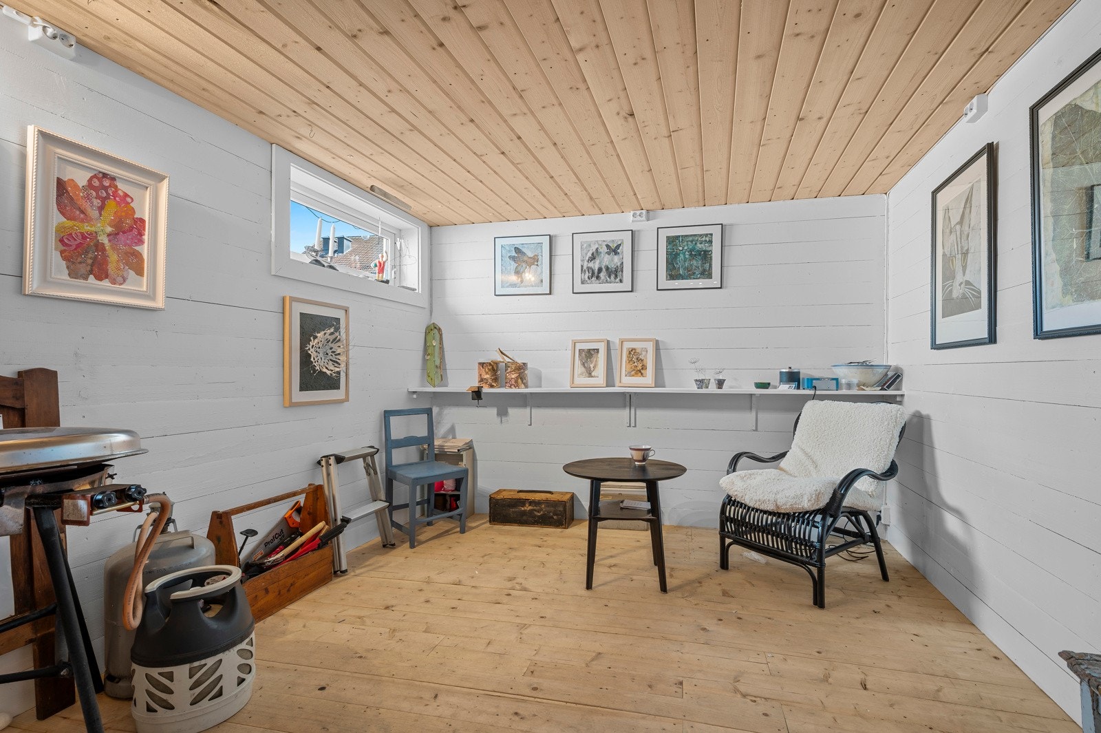 Galleriet/boden er romslig med gode muligheter for oppbevaring, kreativt arbeid eller verksted Galleribilde