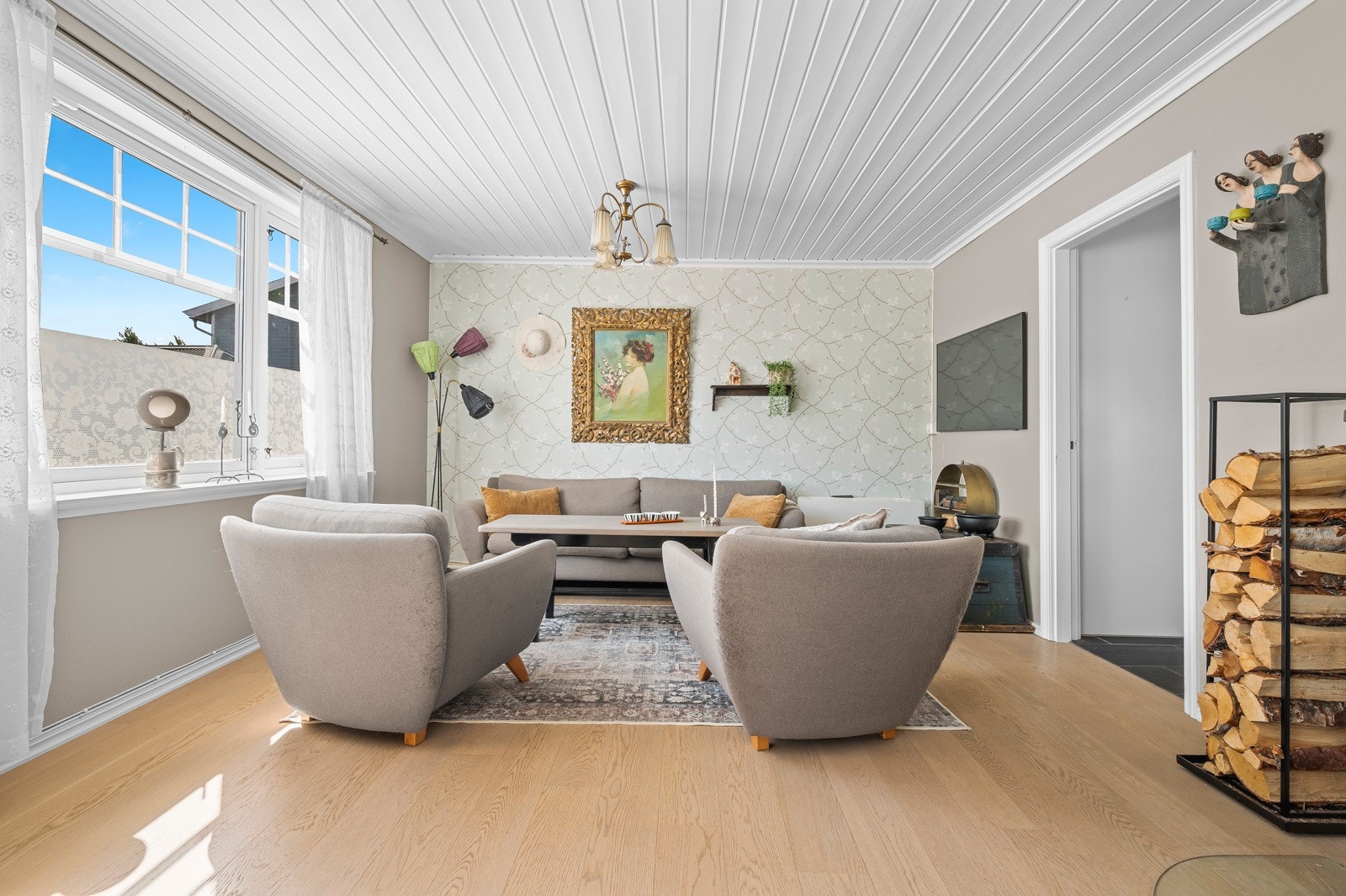 Stuen er av god størrelse og har diverse møbleringsmuligheter Galleribilde