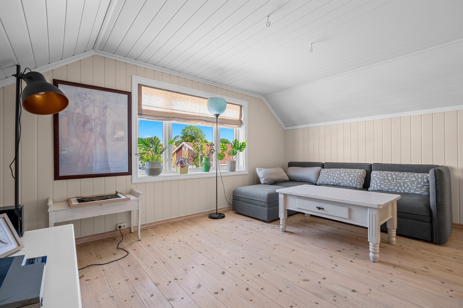 Koselig og avslappende stue som kan benyttes til ulike formål, som f.eks TV-stue, lekerom eller kontor Galleribilde