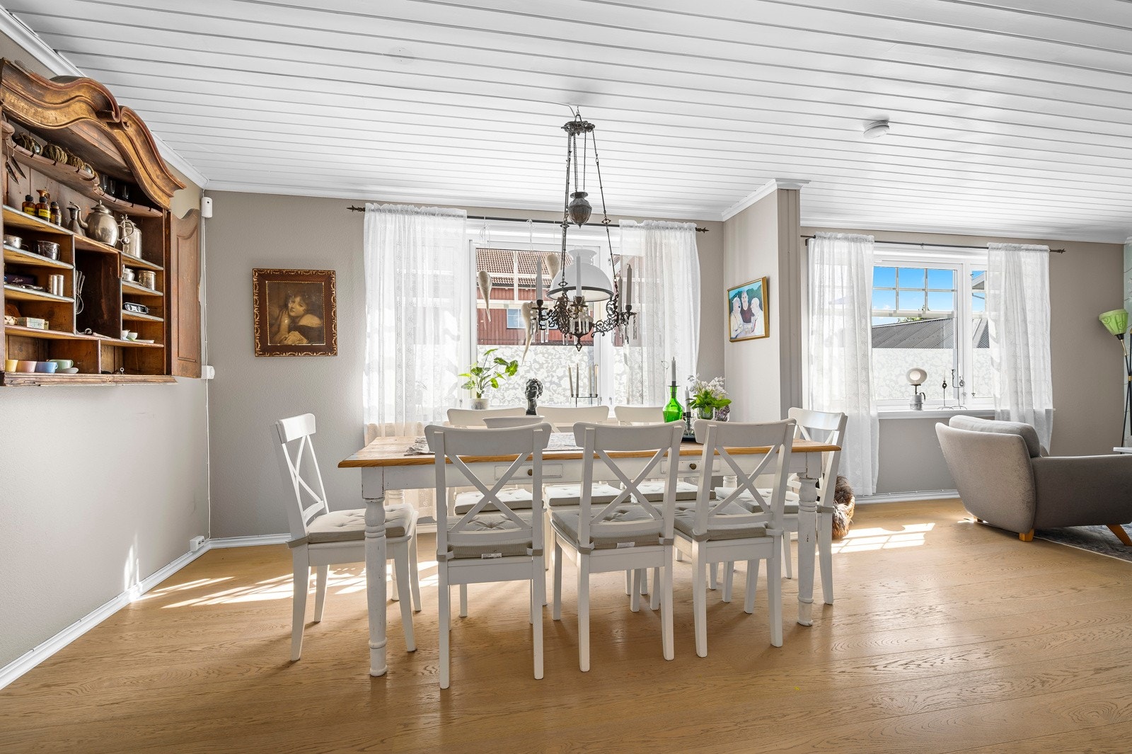 Stuen er delt inn i to separate soner - en for spisestue og en for oppholdsrom Galleribilde