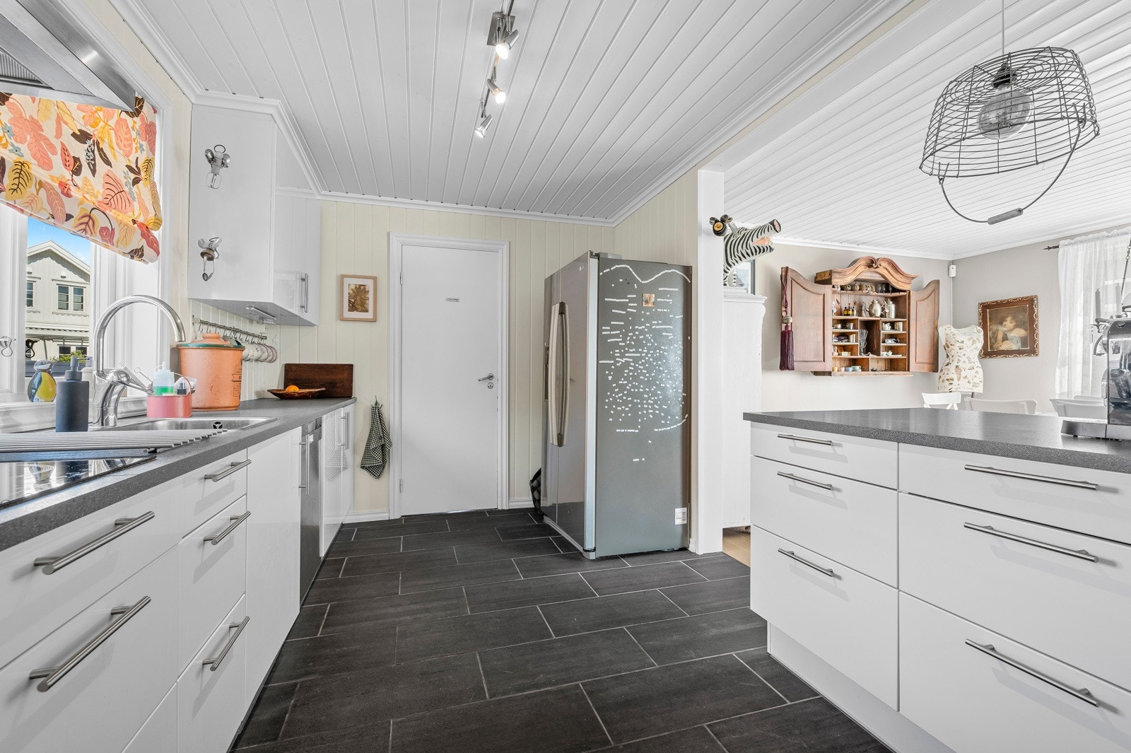 Kjøkkenet har god plass til både oppbevaring og matlaging Galleribilde