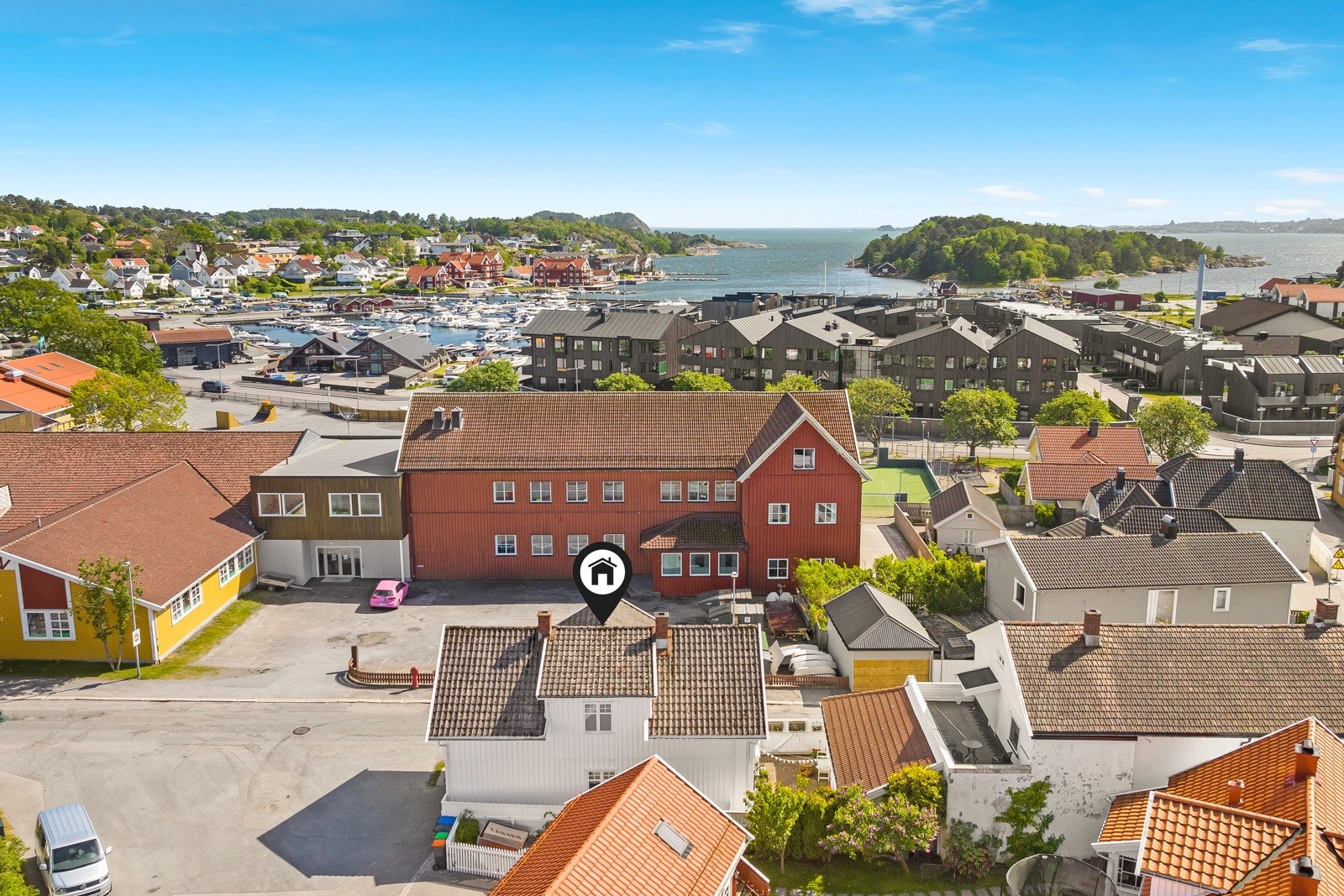 Eiendommen ligger fint til i koselige gater med eldre trehusbebyggelse. Her bor du med gangavstand til bl.a skole, barnehage, butikker, idrettspark, flotte badeplasser og fine turområder som kyststien med sine populære destinasjoner. Galleribilde