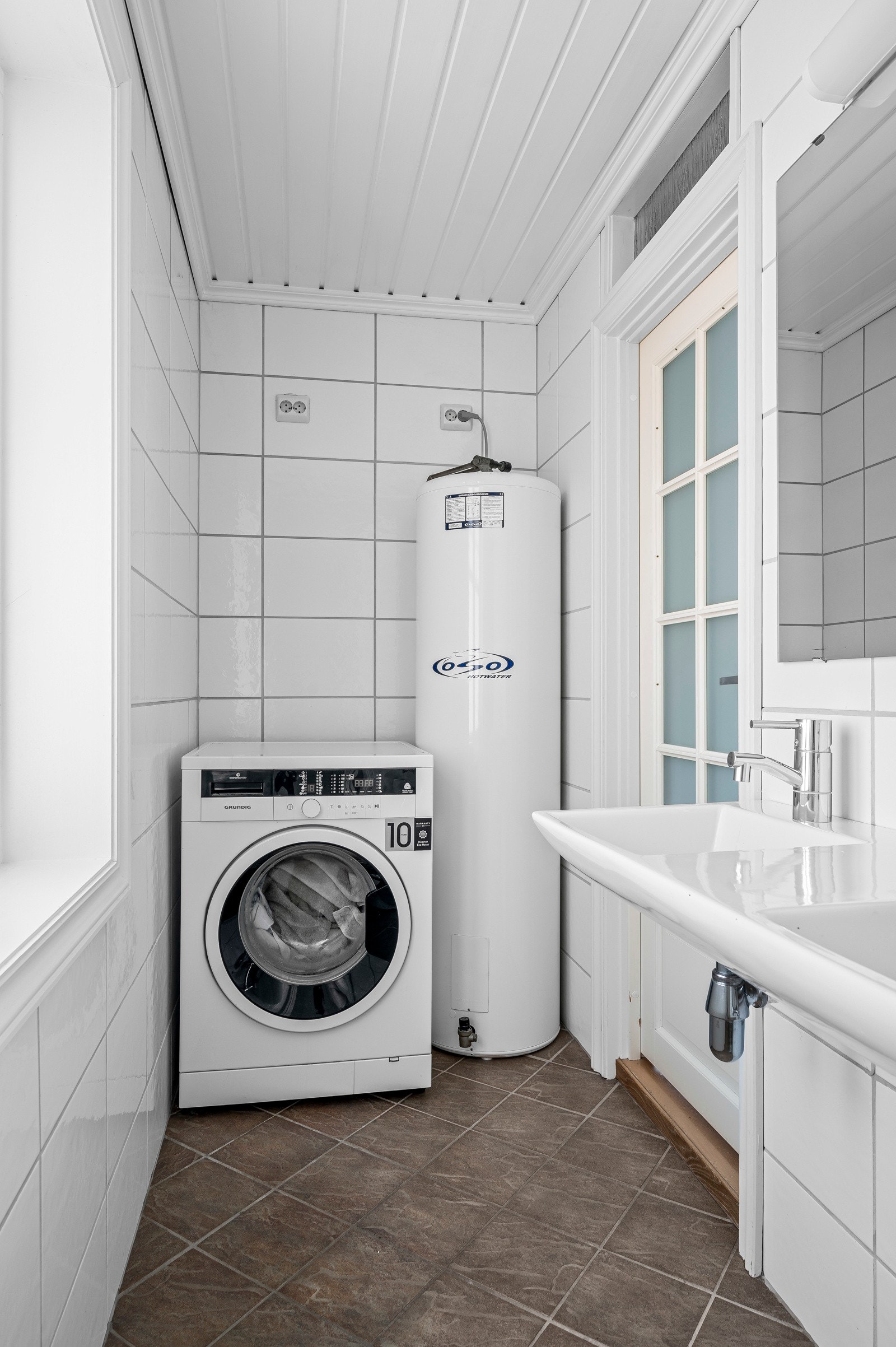 Av installasjoner finnes dusjnisje med skyvedør, servanter, varmtvannstank og opplegg til vaskemaskin Galleribilde