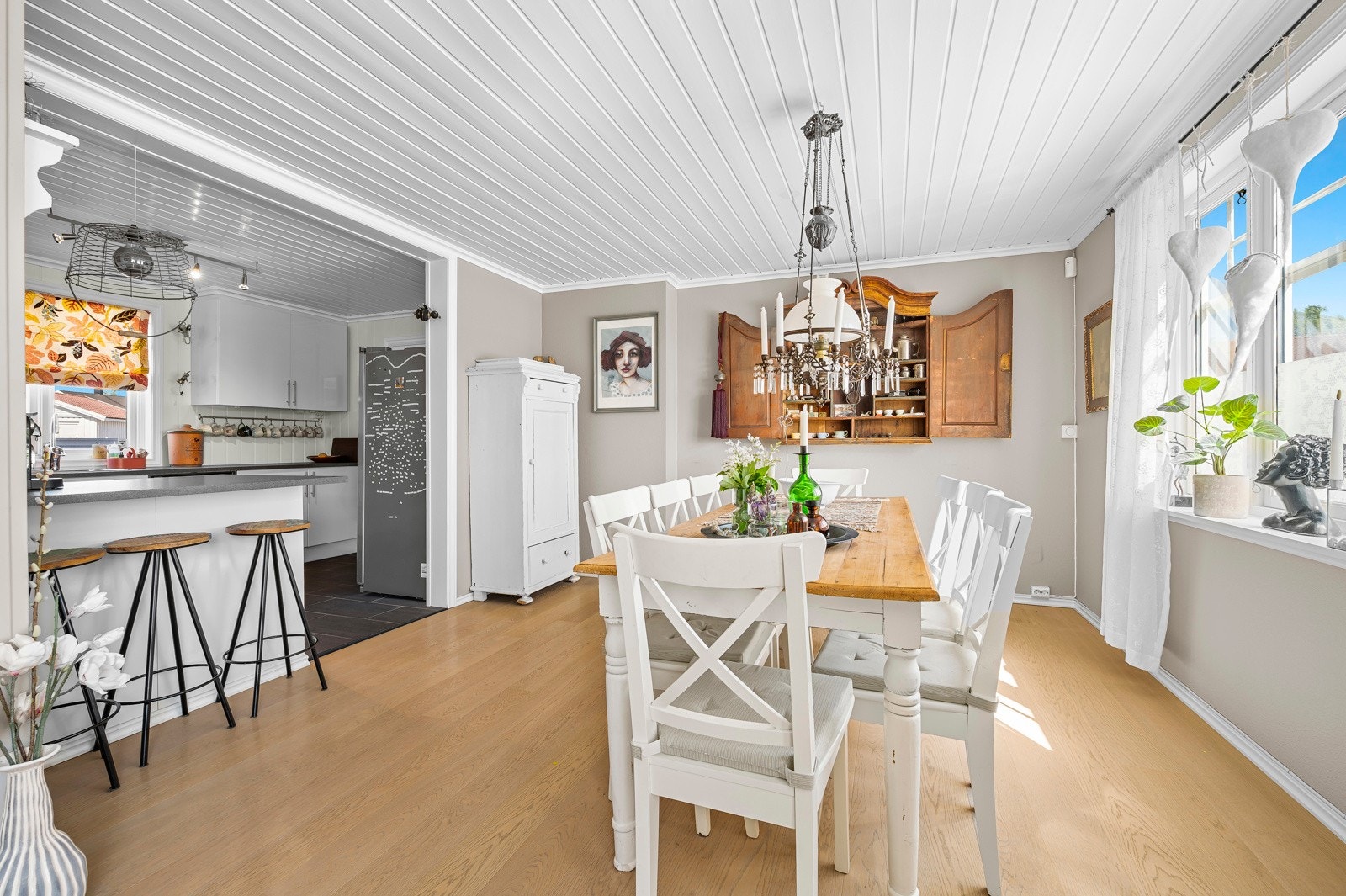 Store vindusflater som slipper inn rikelig med naturlig lys Galleribilde