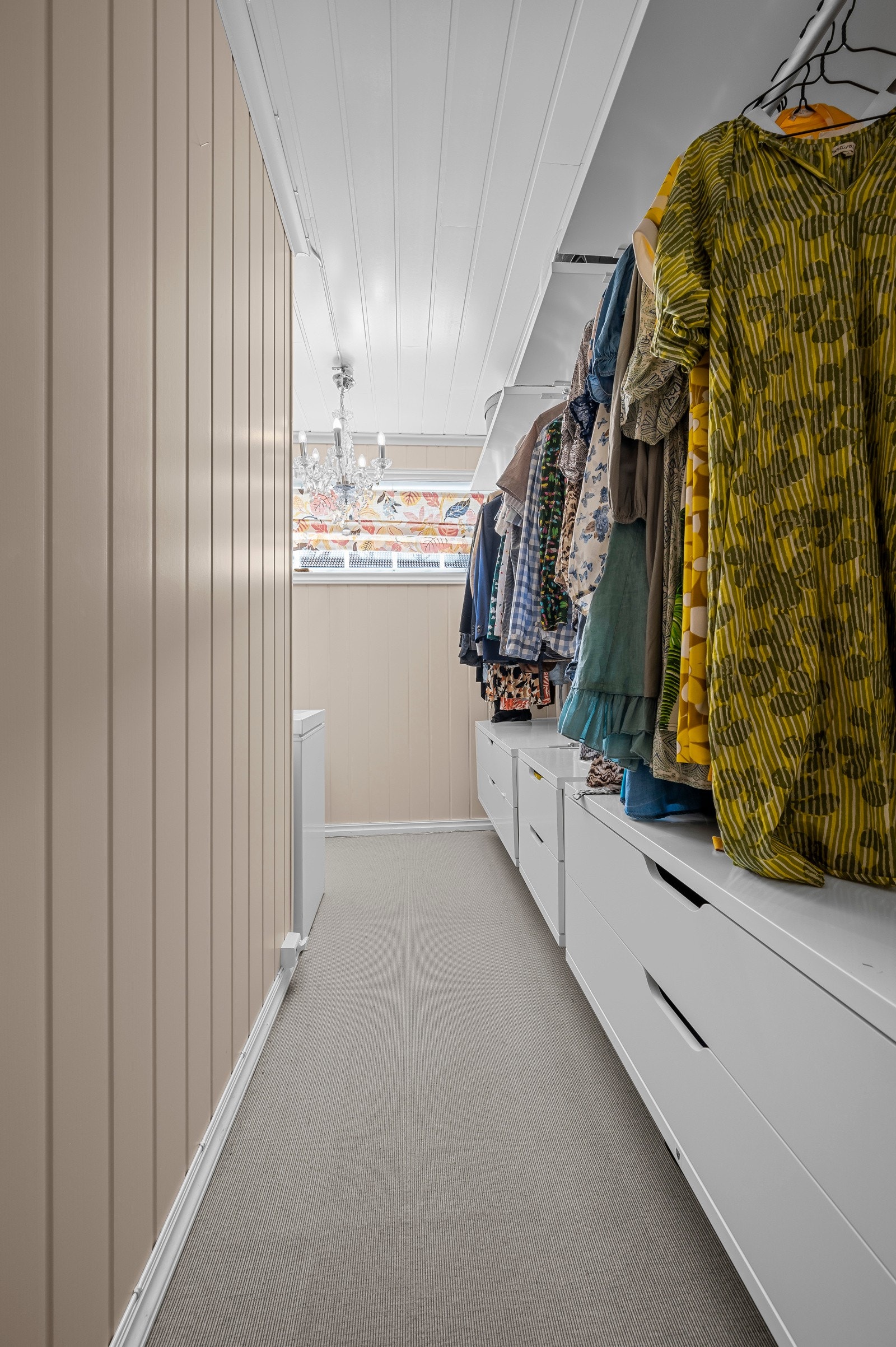 Fra soverommet har du adkomst til et walk-in closet for oppbevaring og lagring Galleribilde