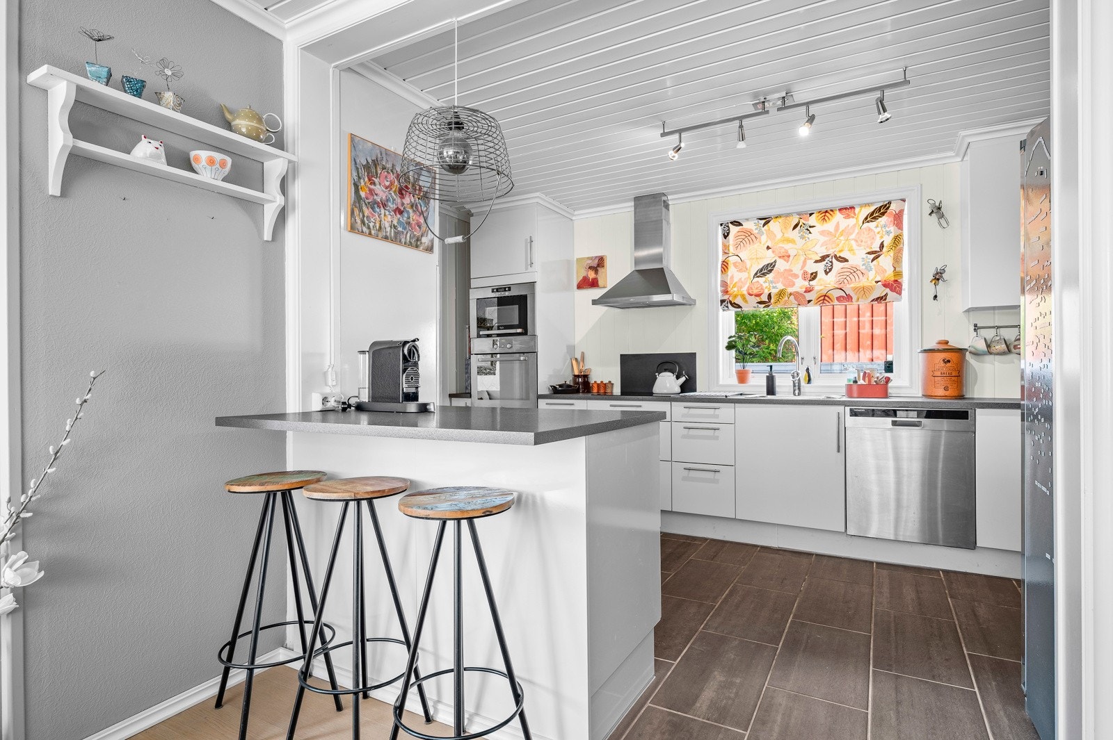 Kjøkken og spisestue er organisert i en åpen løsning som gir gode sosiale soner Galleribilde