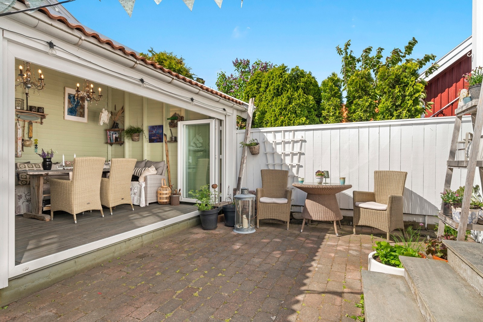 Her er du skjermet for vinden i tillegg til glassdører som kan lukkes for ekstra vindfulle dager Galleribilde