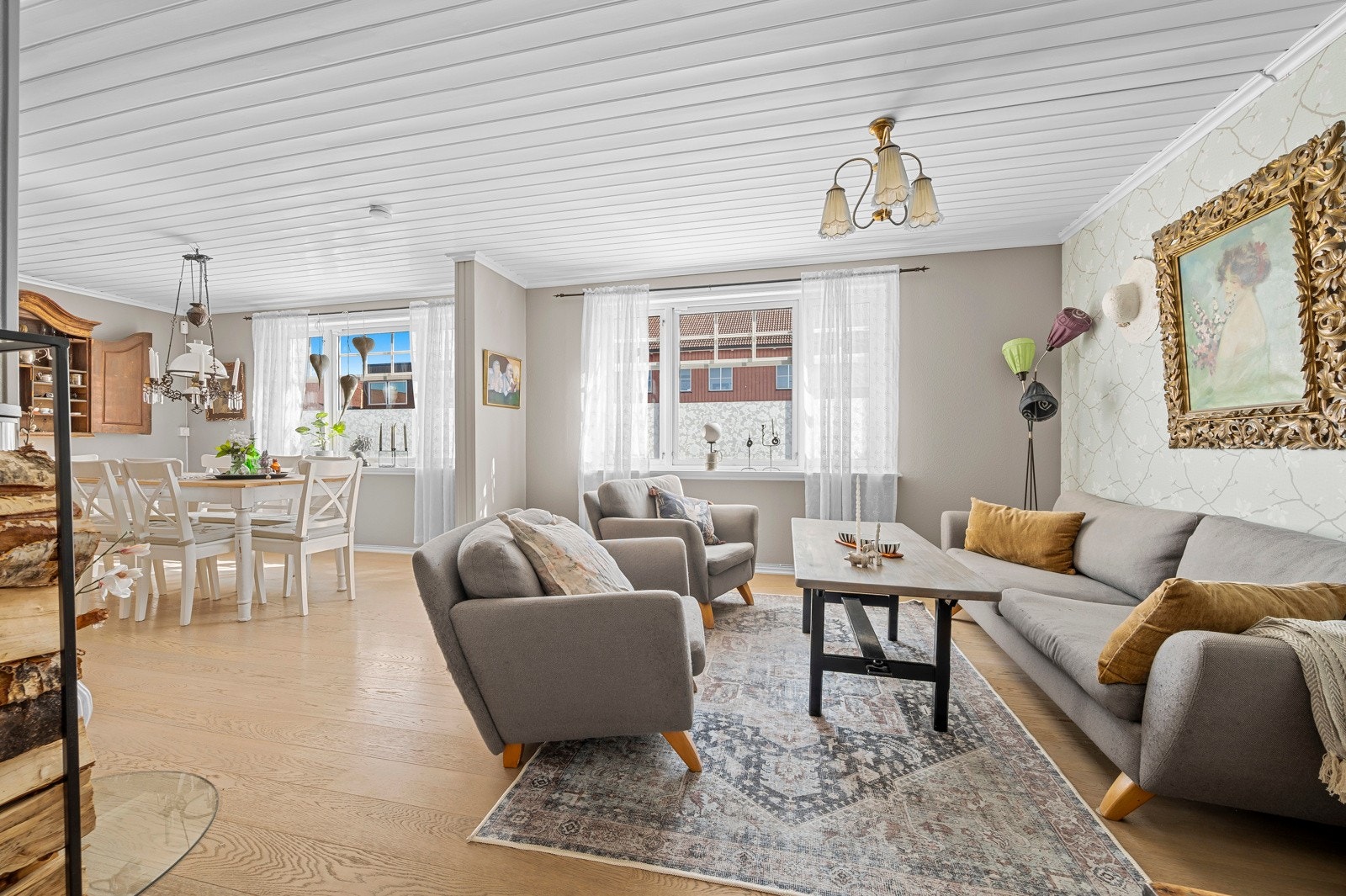 Eneboligen med sin sjarm er fordelt over to plan med en funksjonell og gjennomtenkt rominndeling Galleribilde