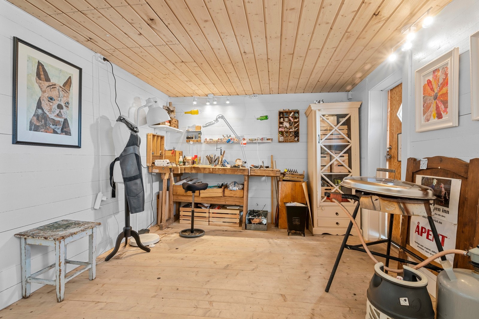 Eiendommens uthus er et praktisk og allsidig bygg som gir ekstra lagringsplass og funksjonalitet Galleribilde