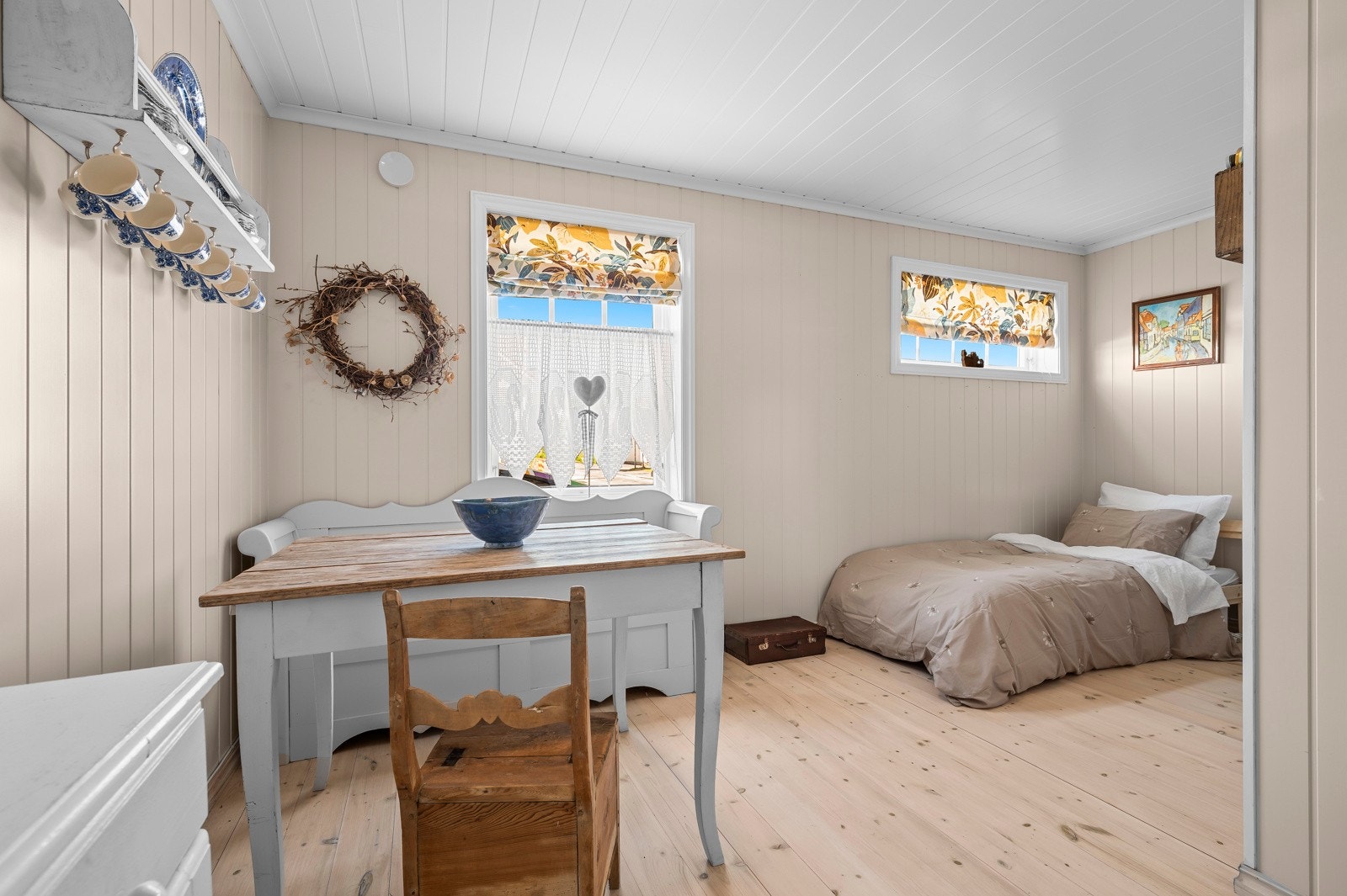 Boligens hovedsoverom har en praktisk løsning som gir fleksible innredningsmuligheter Galleribilde