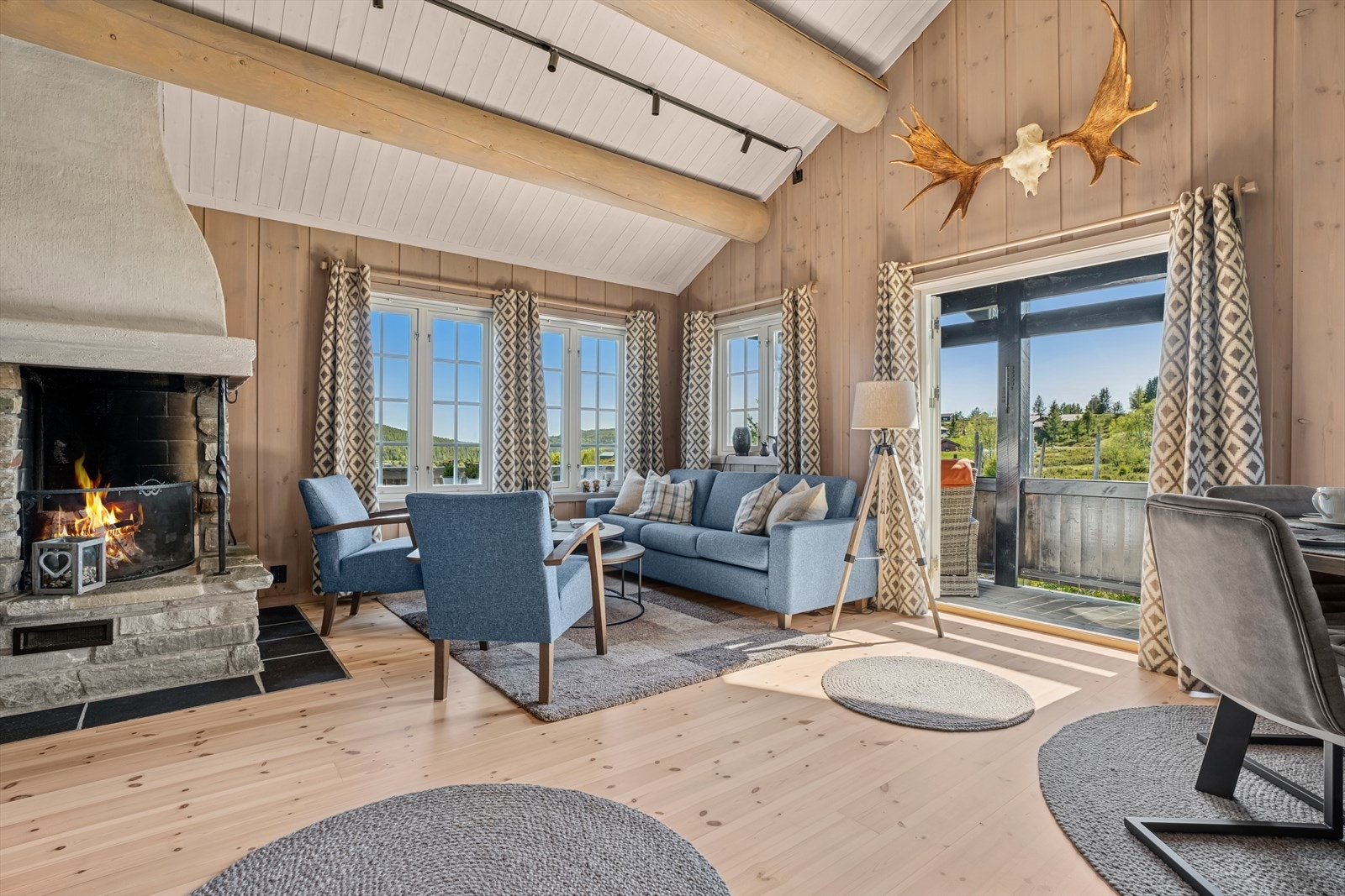 Stueområdet er åpent og romslig med flere soner som gir gode møbleringsmuligheter. Galleribilde