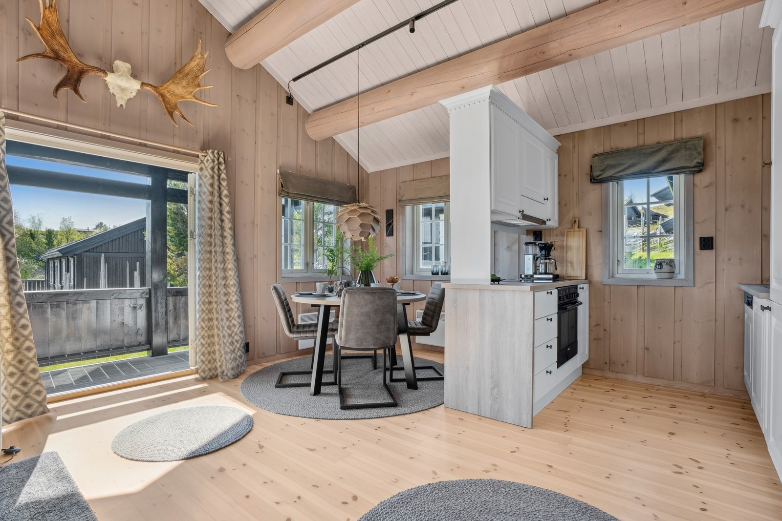 Kjøkkenet ligger i en åpen løsning med stuen, noe som gjør det enkelt å kombinere matlaging med sosialt samvær. Galleribilde