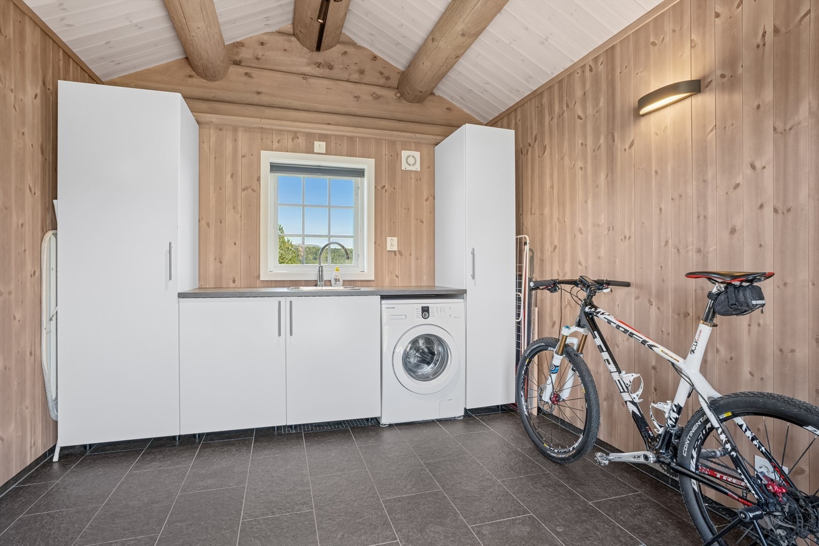 Uthuset er innredet som et vaskerom. Galleribilde