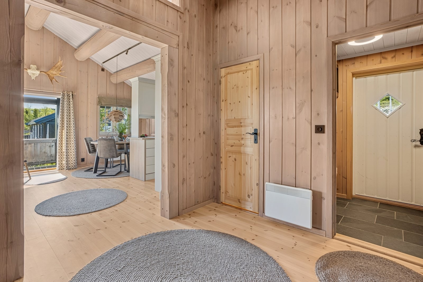 Vel innenfor døren blir du møtt av en entré med god plass til yttertøy og sko i skap. Galleribilde