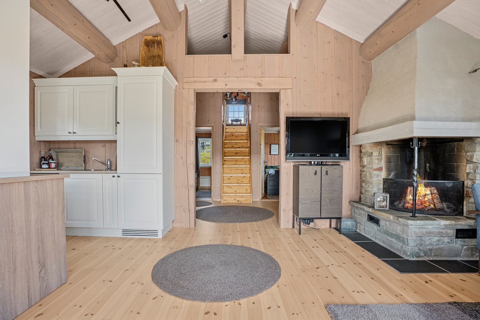 I stuen er det også en solid peis som setter den riktige stemningen og varmer godt etter en lang dag i skiløypa. Galleribilde