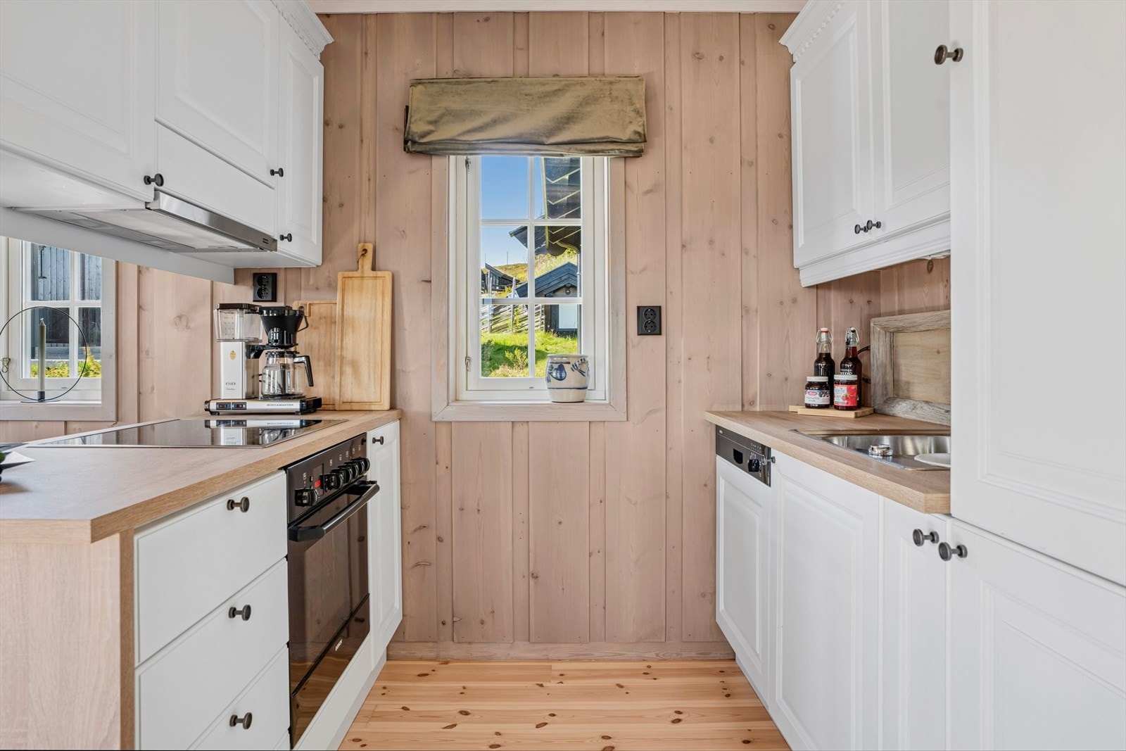 Innredningen byr på godt med oppbevaringsplass i overskap, underskap og mange skuffer. Galleribilde