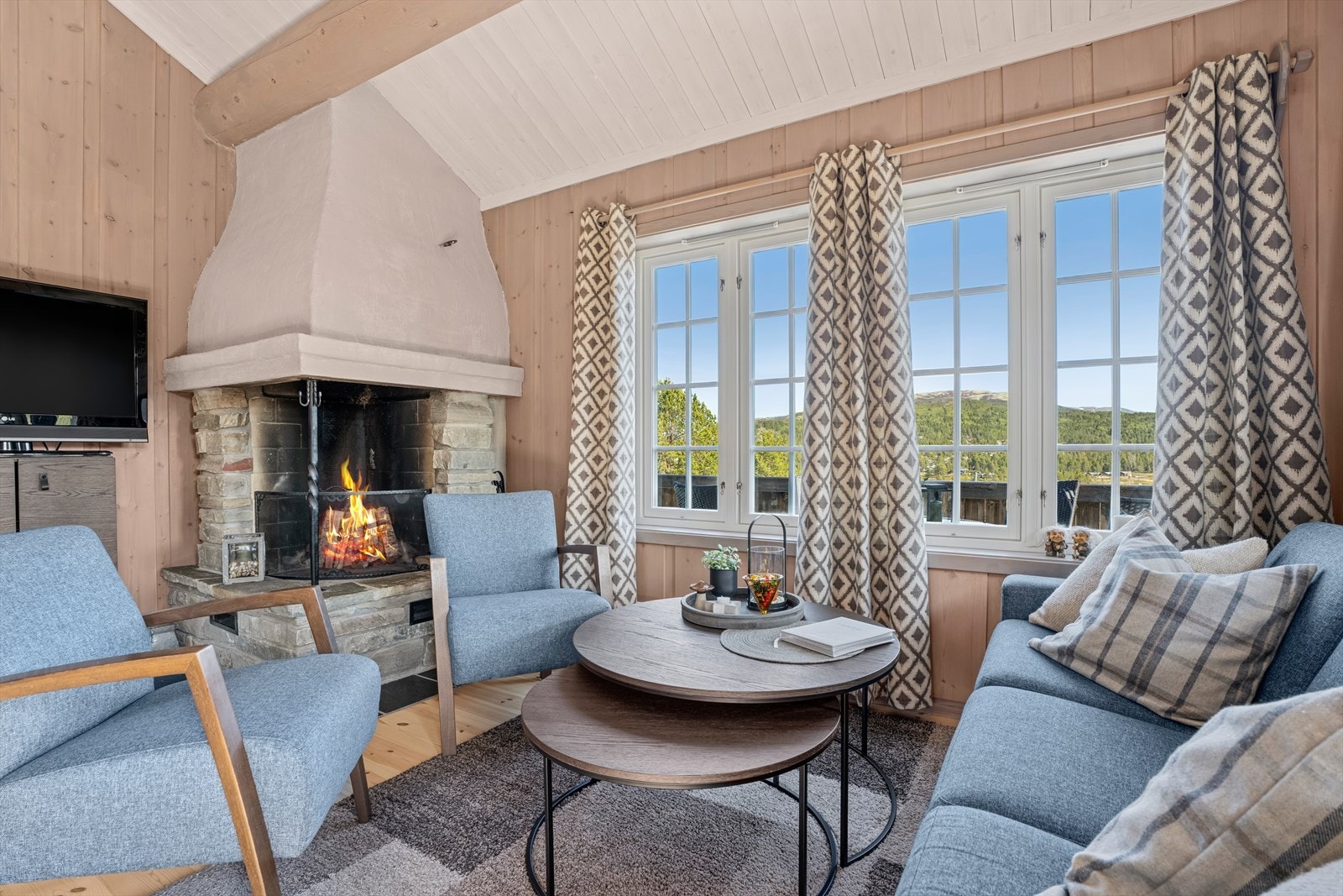 De store vinduene og den gode takhøyden skaper en lys og luftig atmosfære i rommet. Galleribilde