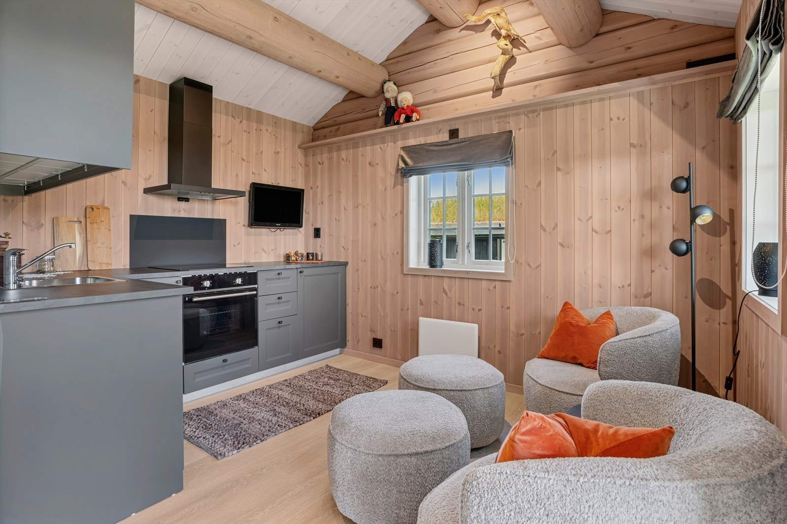 Annekset har åpen stue/kjøkkenløsning med en moderne kjøkkeninnredning. Galleribilde