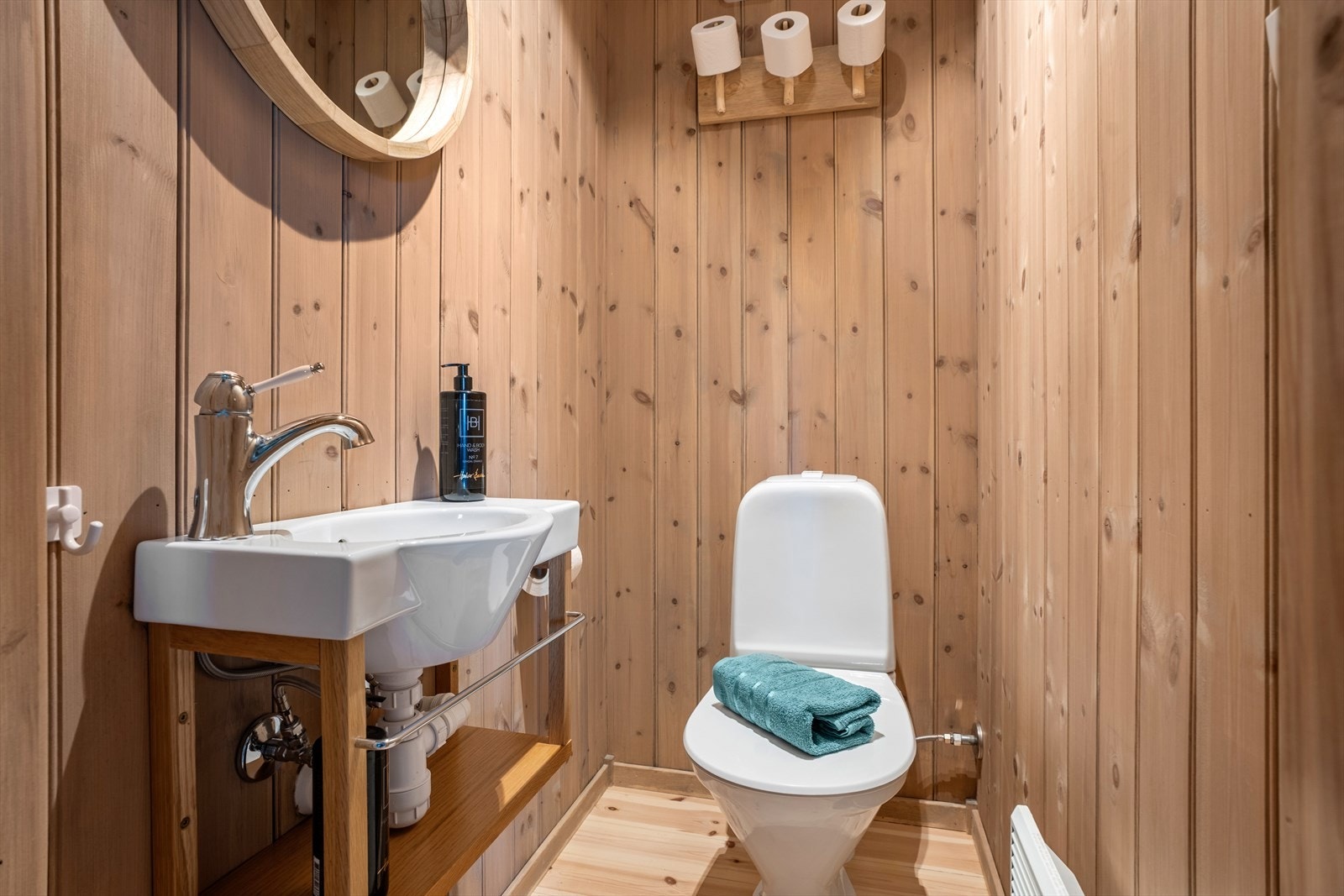 Hytta har et praktisk, separat toalettrom med panel på veggene og tregulv. Galleribilde
