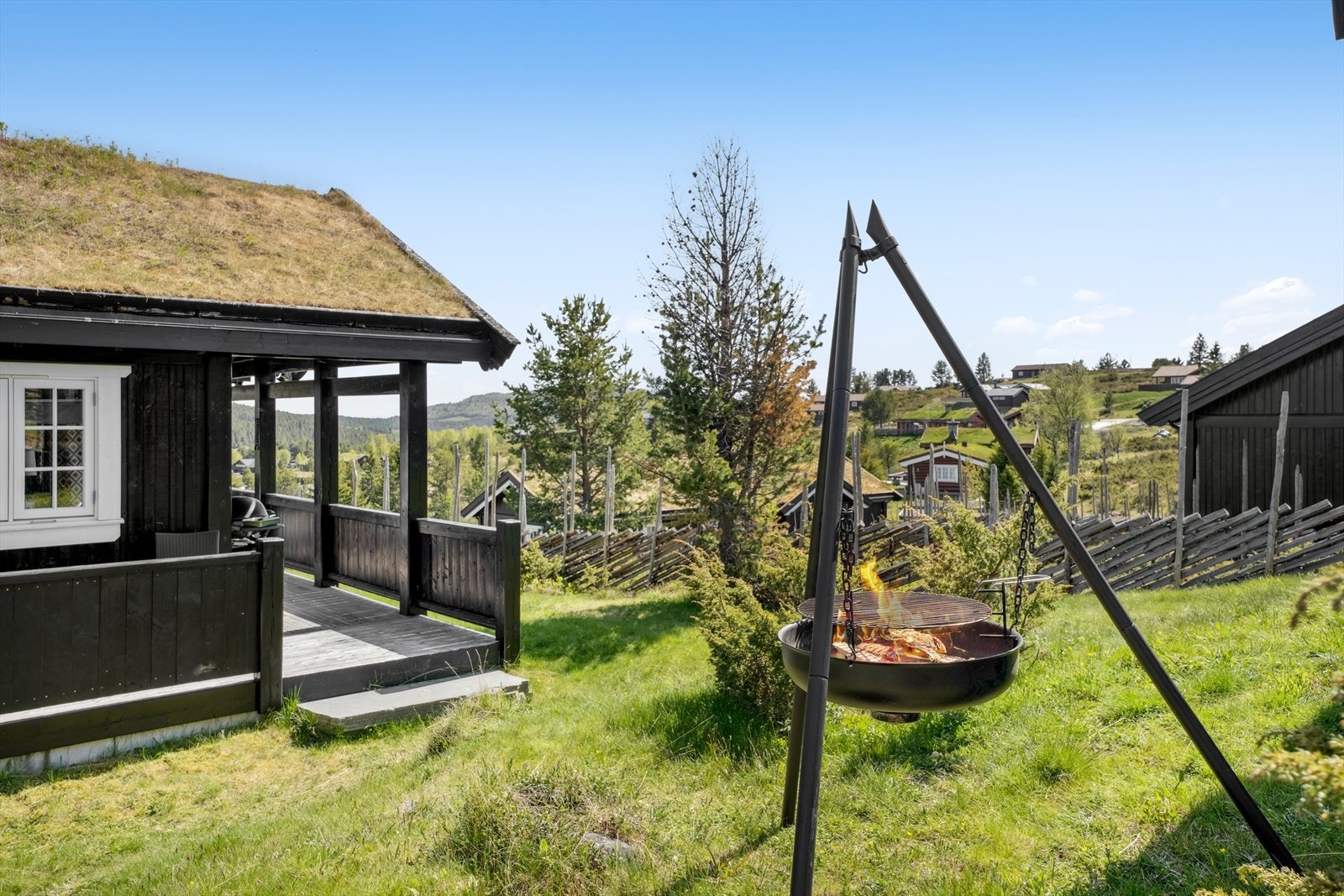 Videre har eiendommen på fine uteområder med gressplen som er ideell for lek og moro. Galleribilde