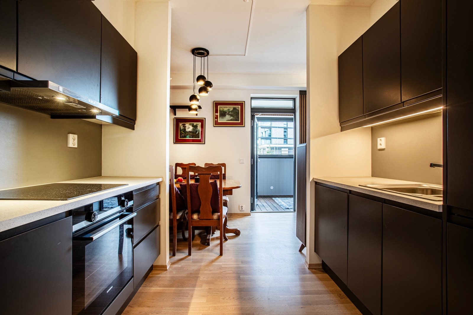 Praktisk åpen kjøkken løsning Galleribilde