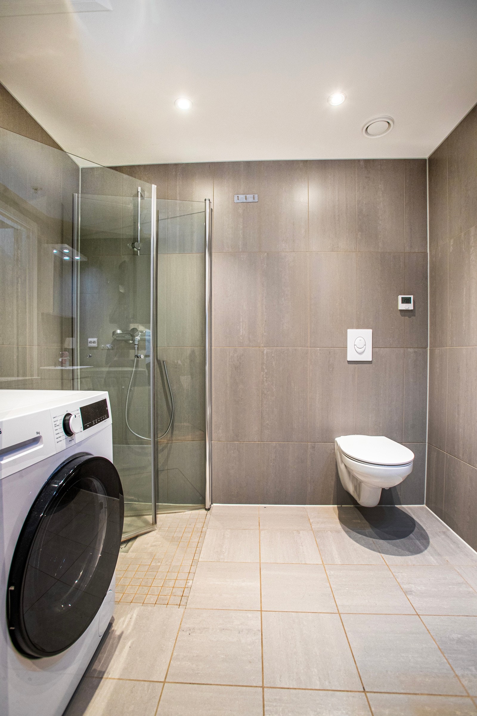 Bad med lyse tidsriktige fliser Galleribilde