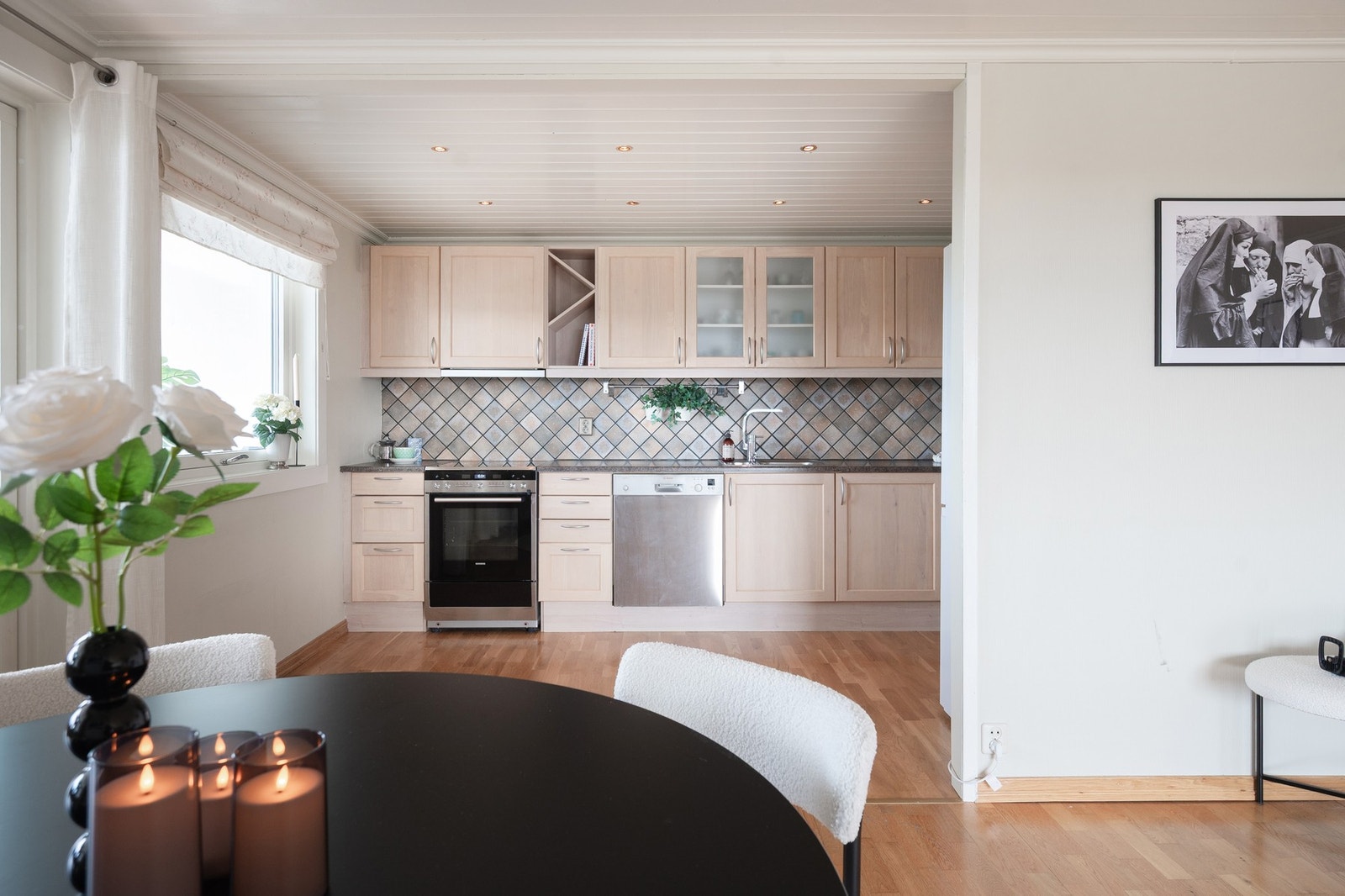 Leiligheten har lyse overflater og et pent interiør. Galleribilde