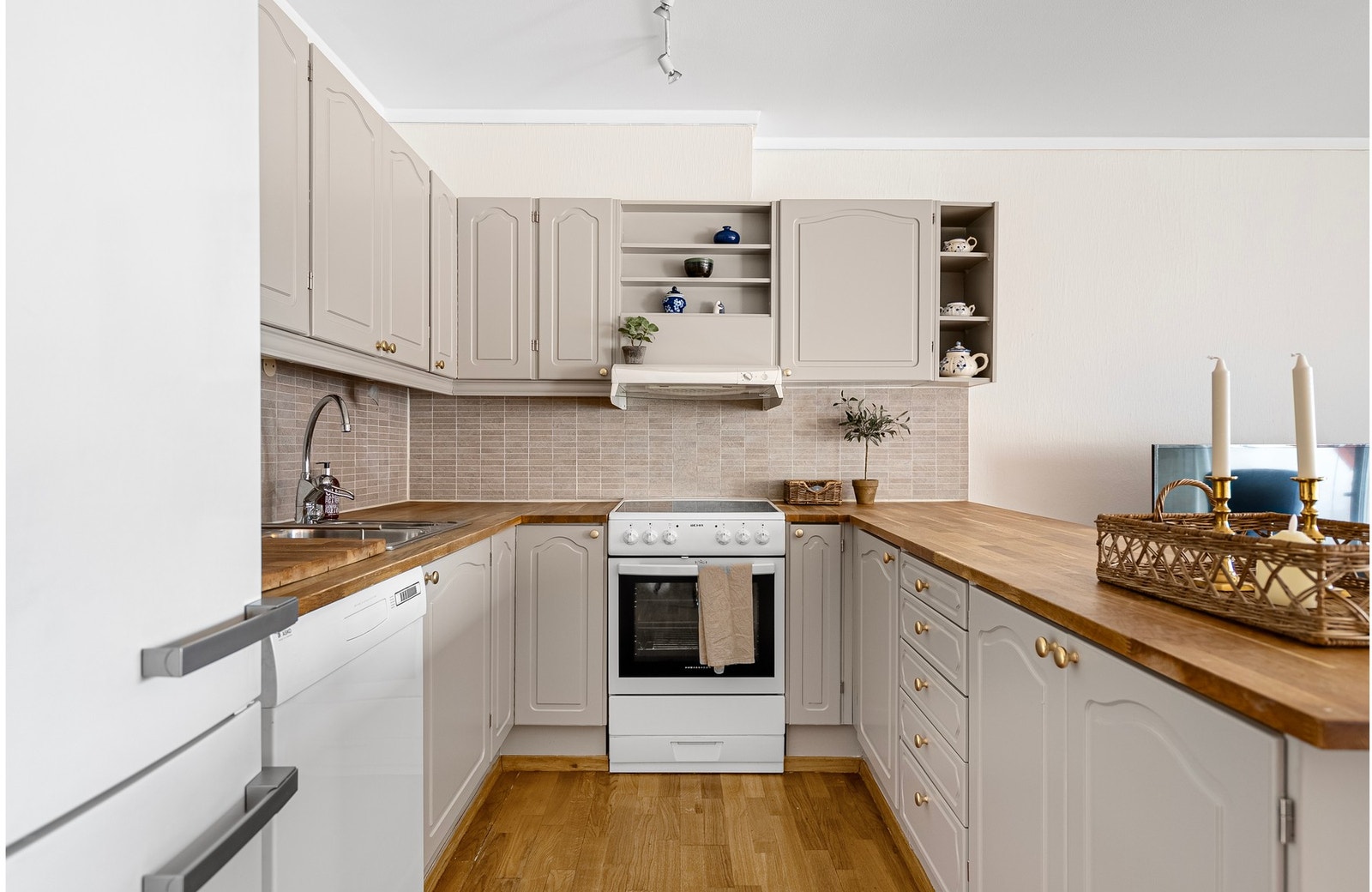 Kjøkkenet ligger i åpen løsning mot stuen Galleribilde