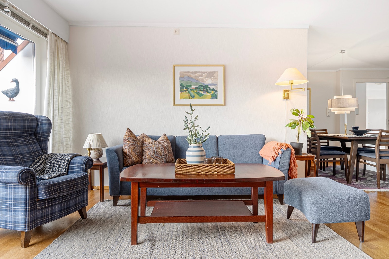 Videre er det god plass til sofagruppe med tilhørende møblement Galleribilde