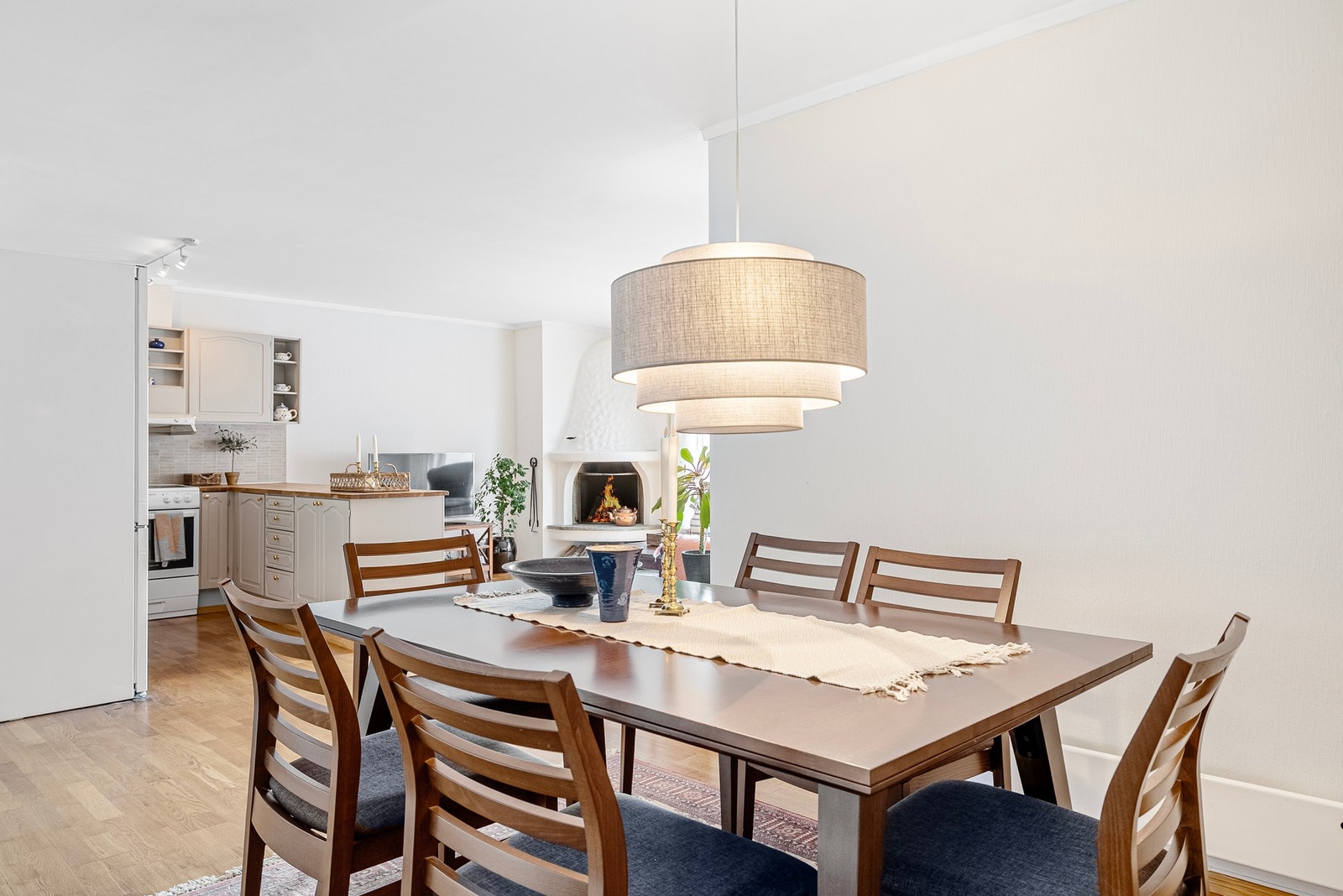 Her har du god plass til å invitere venner og familie til hyggelige måltider Galleribilde