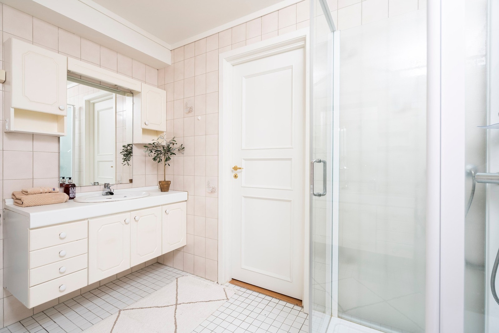 Romslig baderom innredet med servant, dusjkabinett og wc Galleribilde