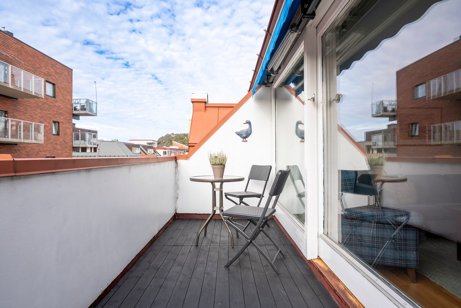 Fra stuen har du utgang til en vestvendt balkong på 7 kvm Galleribilde