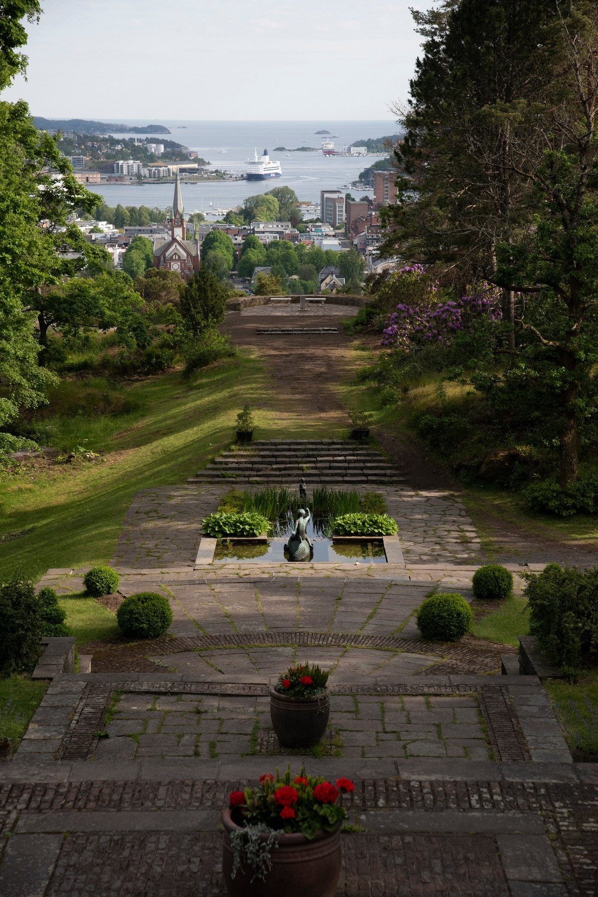På Midtåsen har du et fint turområde og en flott utsikt over byen Galleribilde