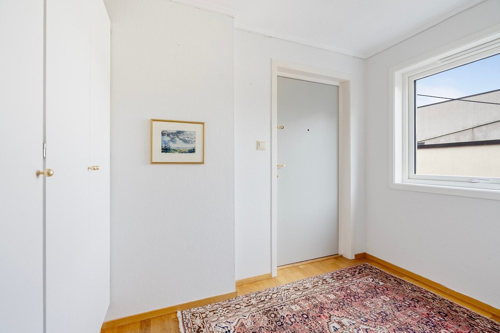 Entré innredet med praktisk garderobe som sikrer oppbevaring av yttertøy Galleribilde