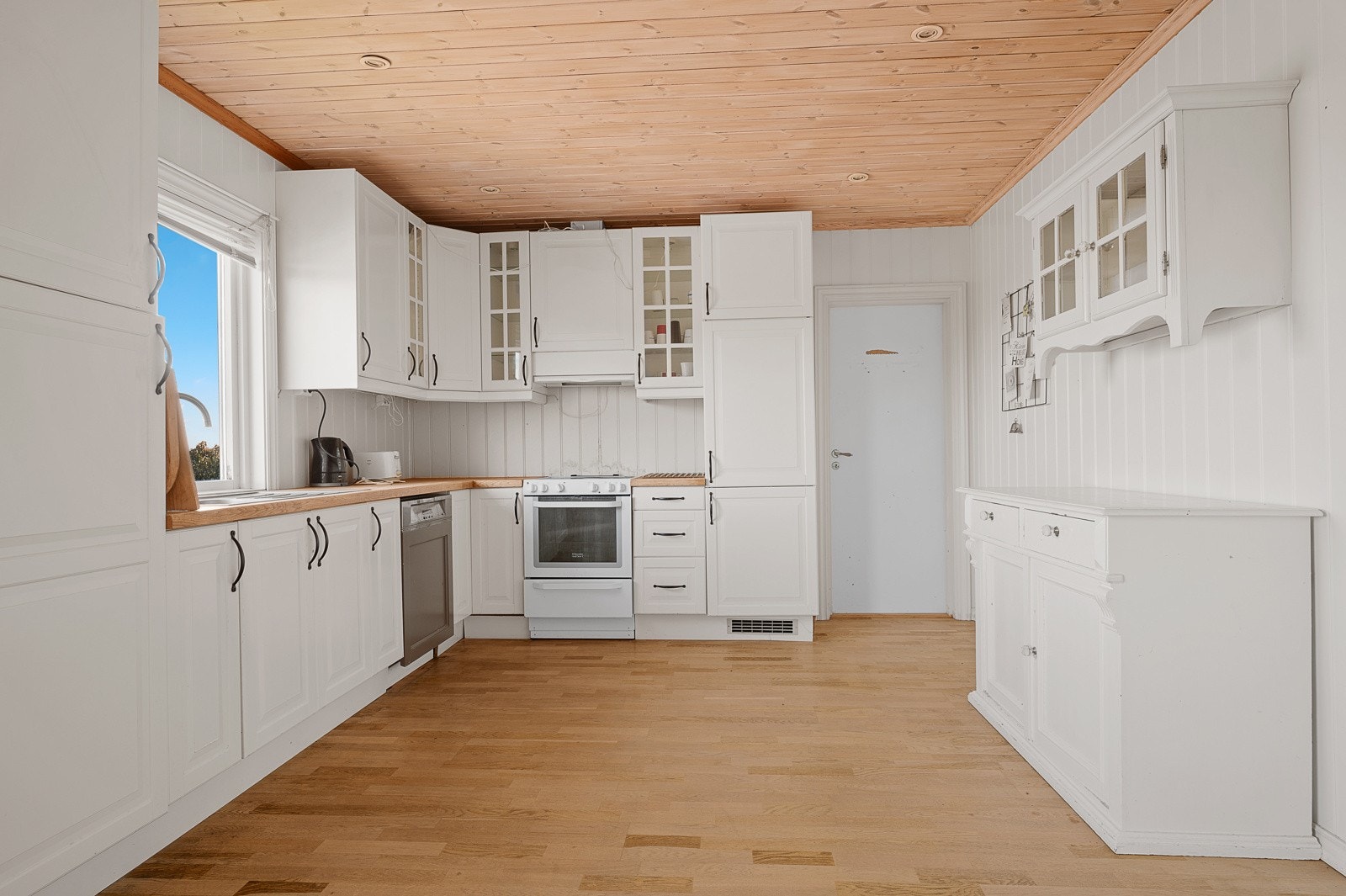 Kjøkken i lyse, og trivelige farger. Galleribilde