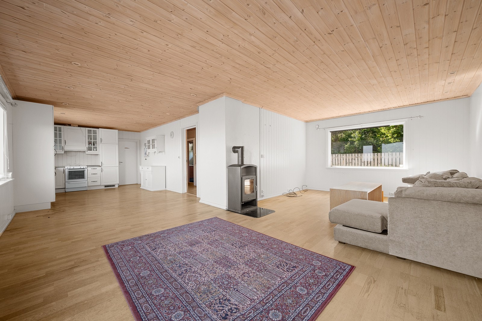 Stue med god plass til flere sittegrupper. Galleribilde