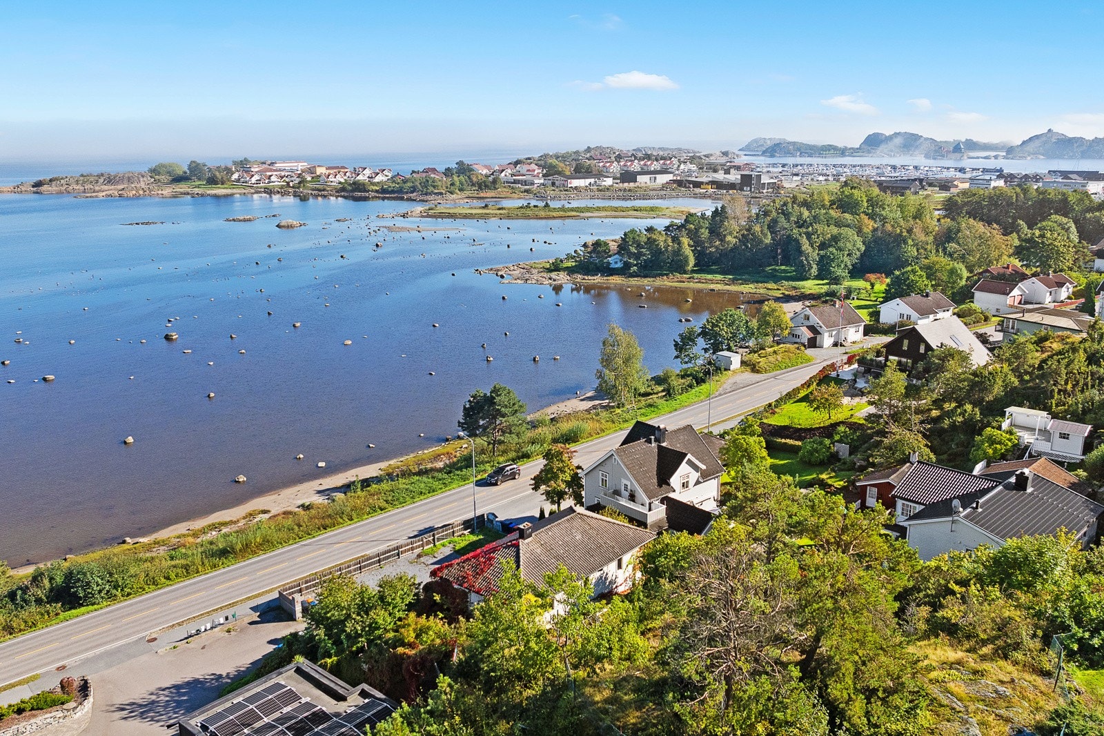 Eiendommen ligger med herlig kort vei til Stavern sentrum med sitt gode og varierte tilbud. Galleribilde