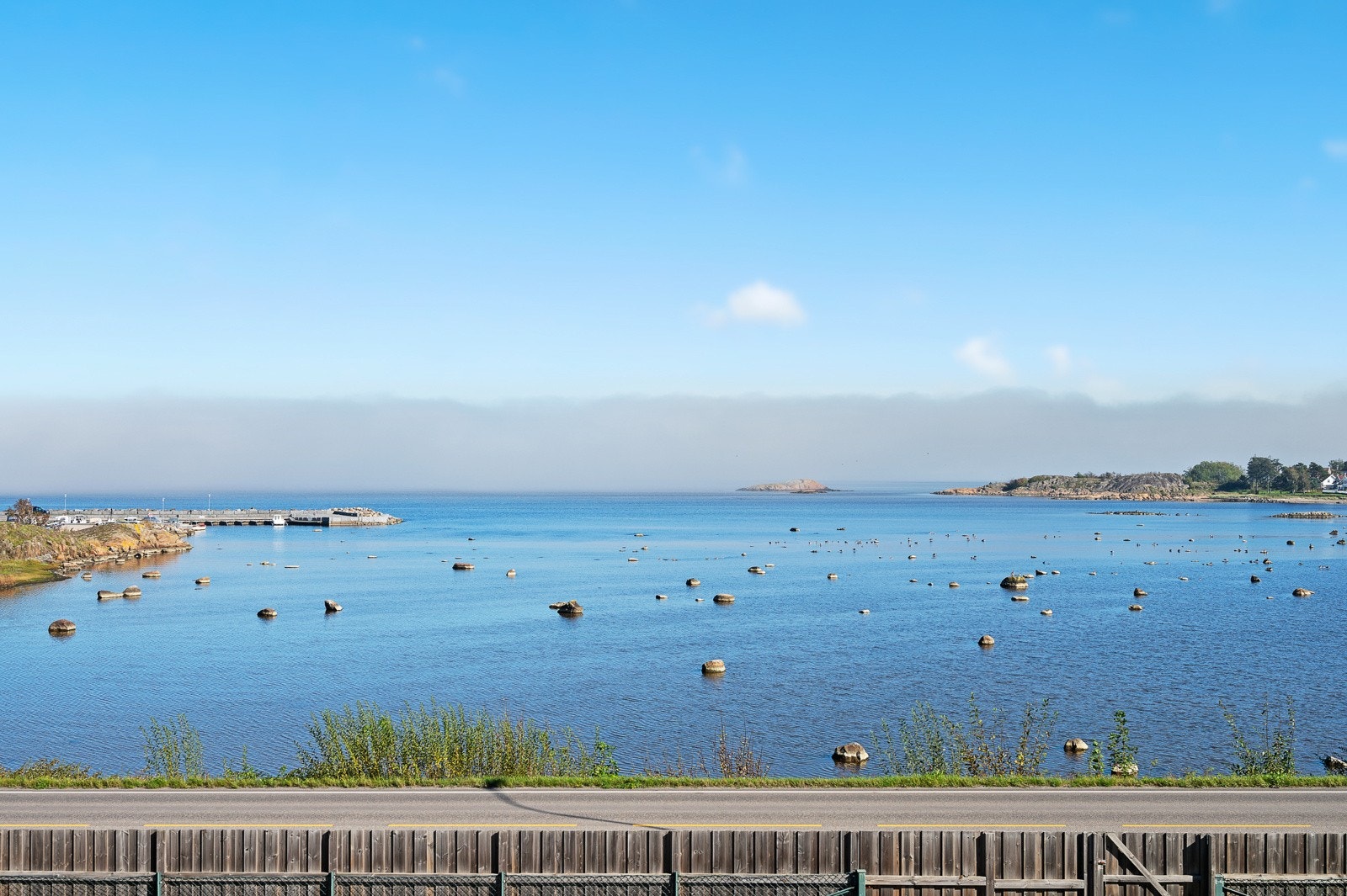 Eiendommen ligger på en fabelaktig tomt helt nede ved sjøen. Galleribilde