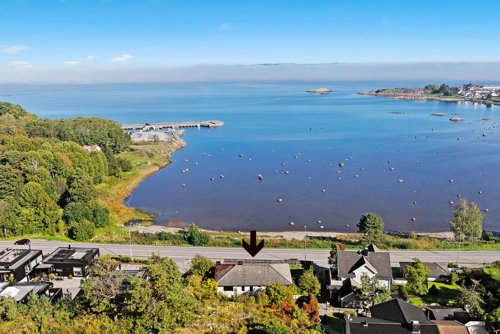 Tomta er stor, fint tilpasset terrenget og har nydelig utsikt. Her kan du leve tett på sjøen. Galleribilde